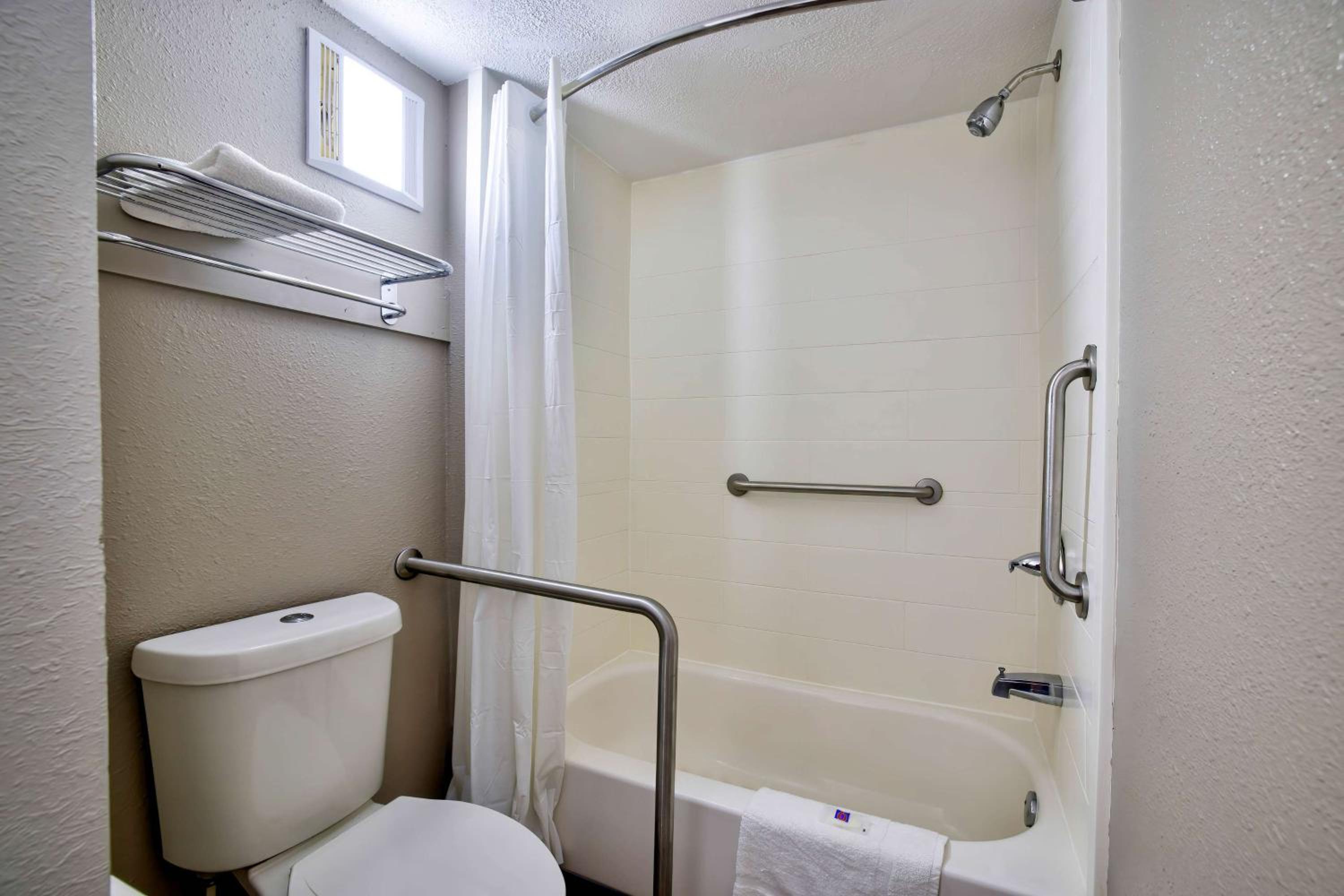 Quadruple Room - Disability Access - Smoking - Photo 3