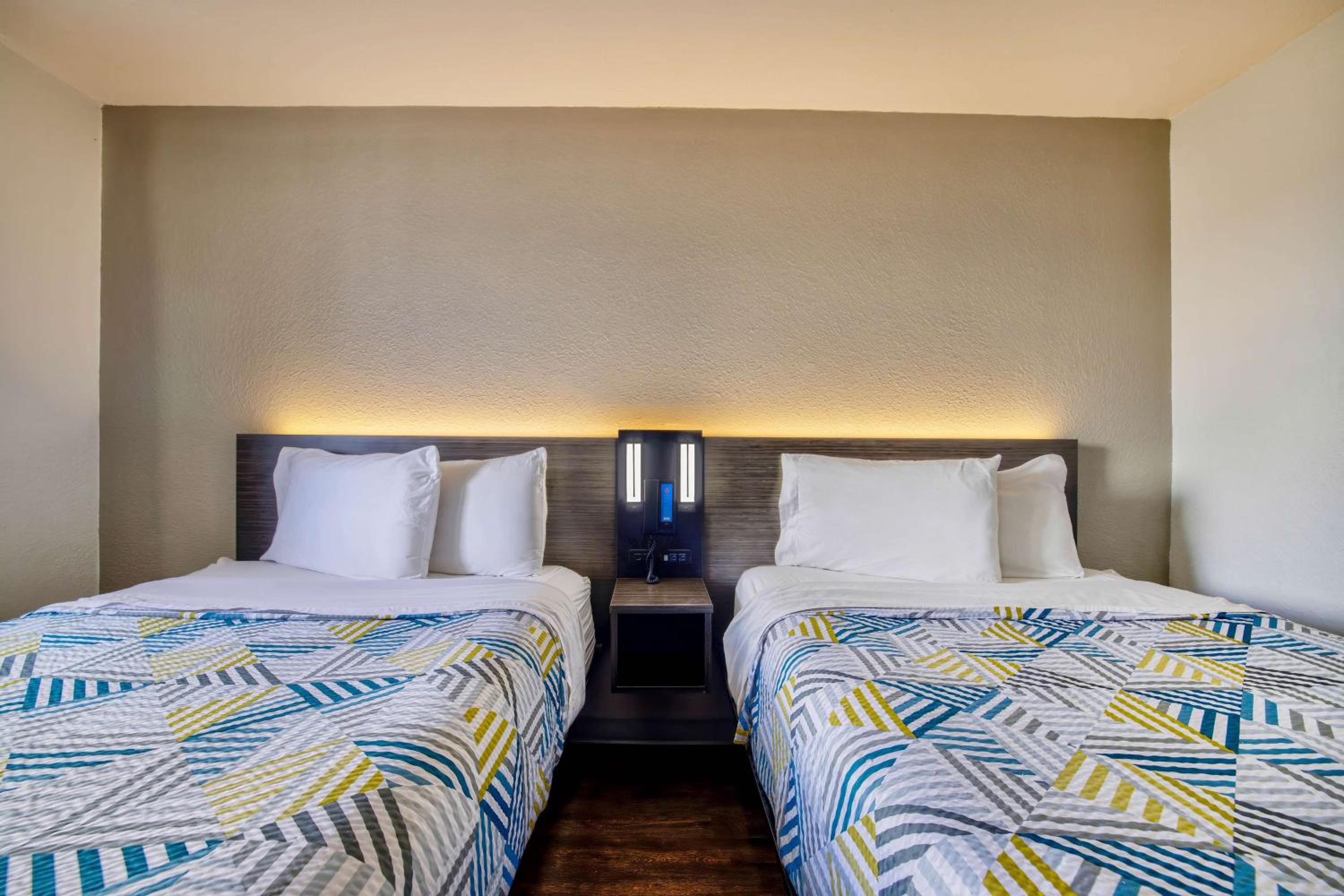 Quadruple Room - Non-Smoking - Photo 1