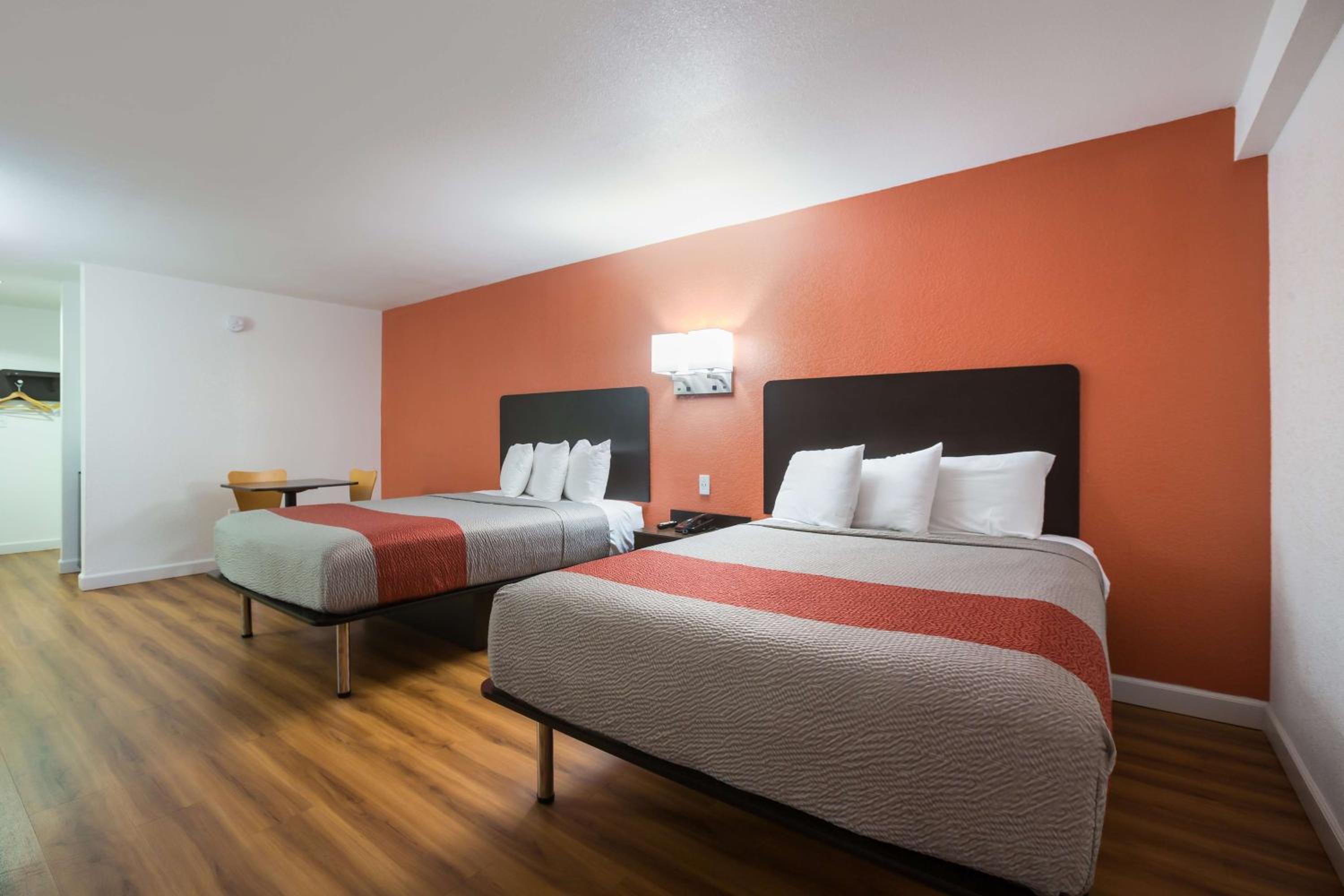 Queen Room with Two Queen Beds - Non-Smoking - Photo 4