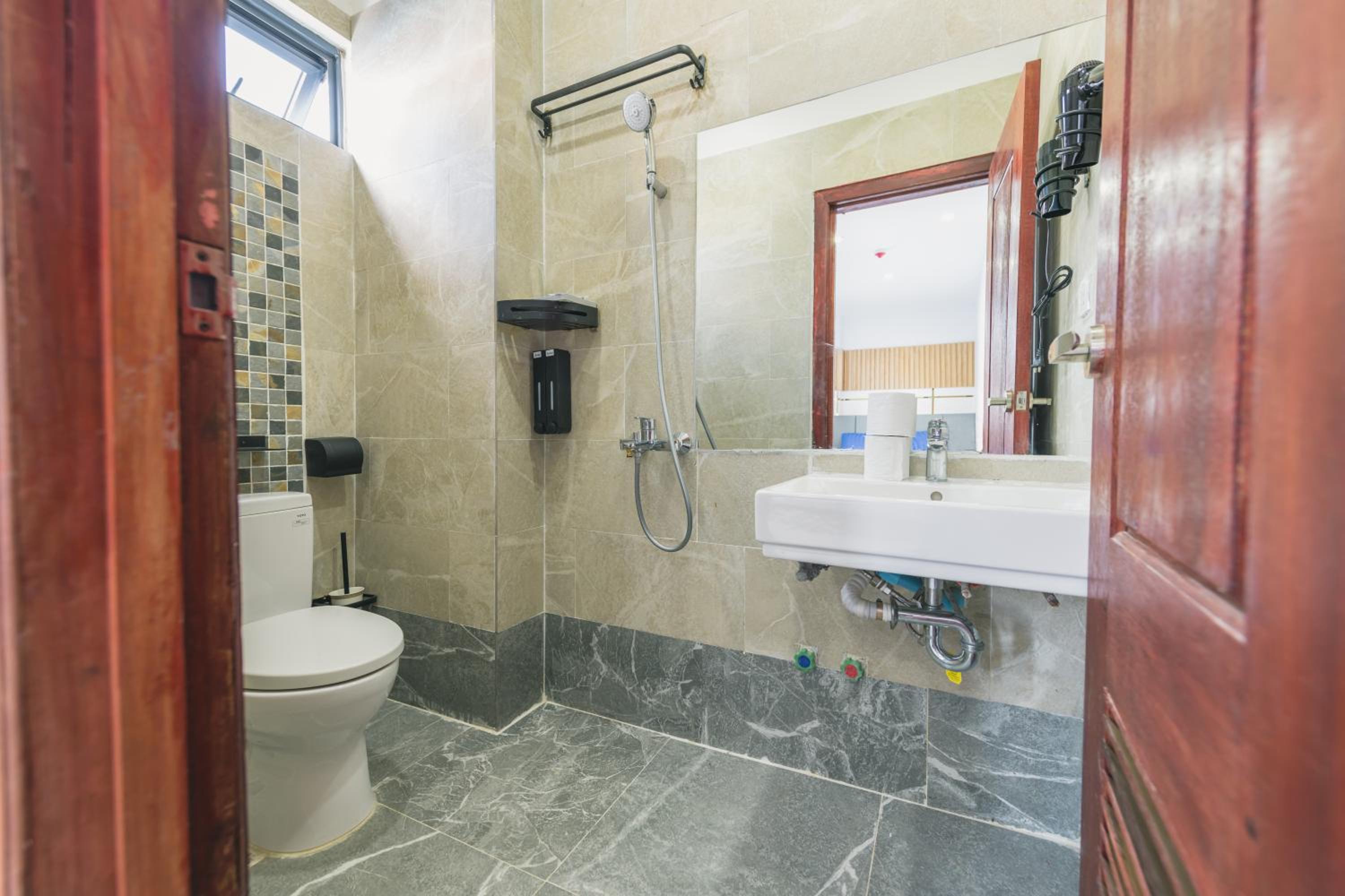 Budget Double with Window - Photo 7