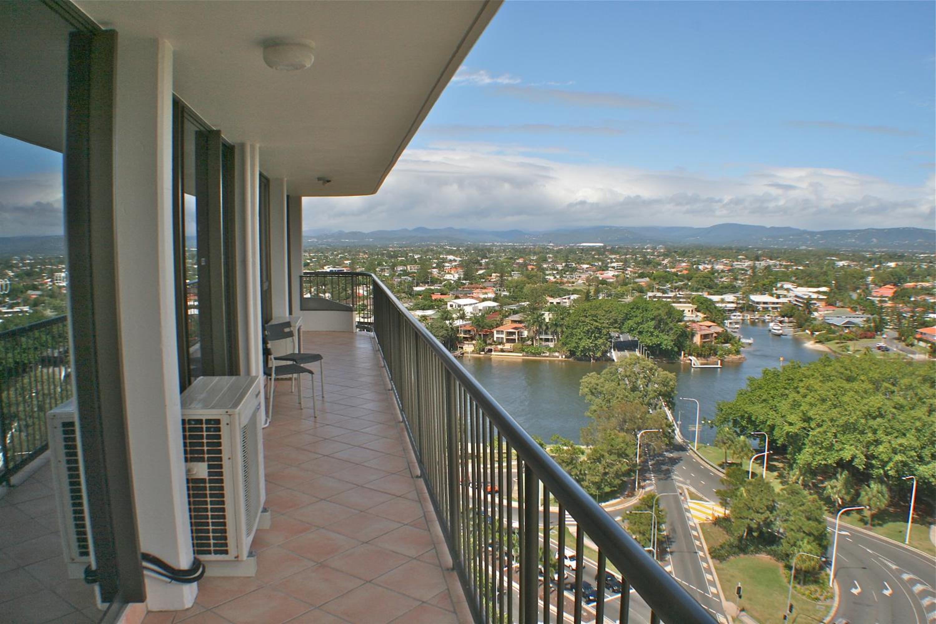 Upper-Level Three-Bedroom Apartment with River View - Weekly Service  - Photo 10