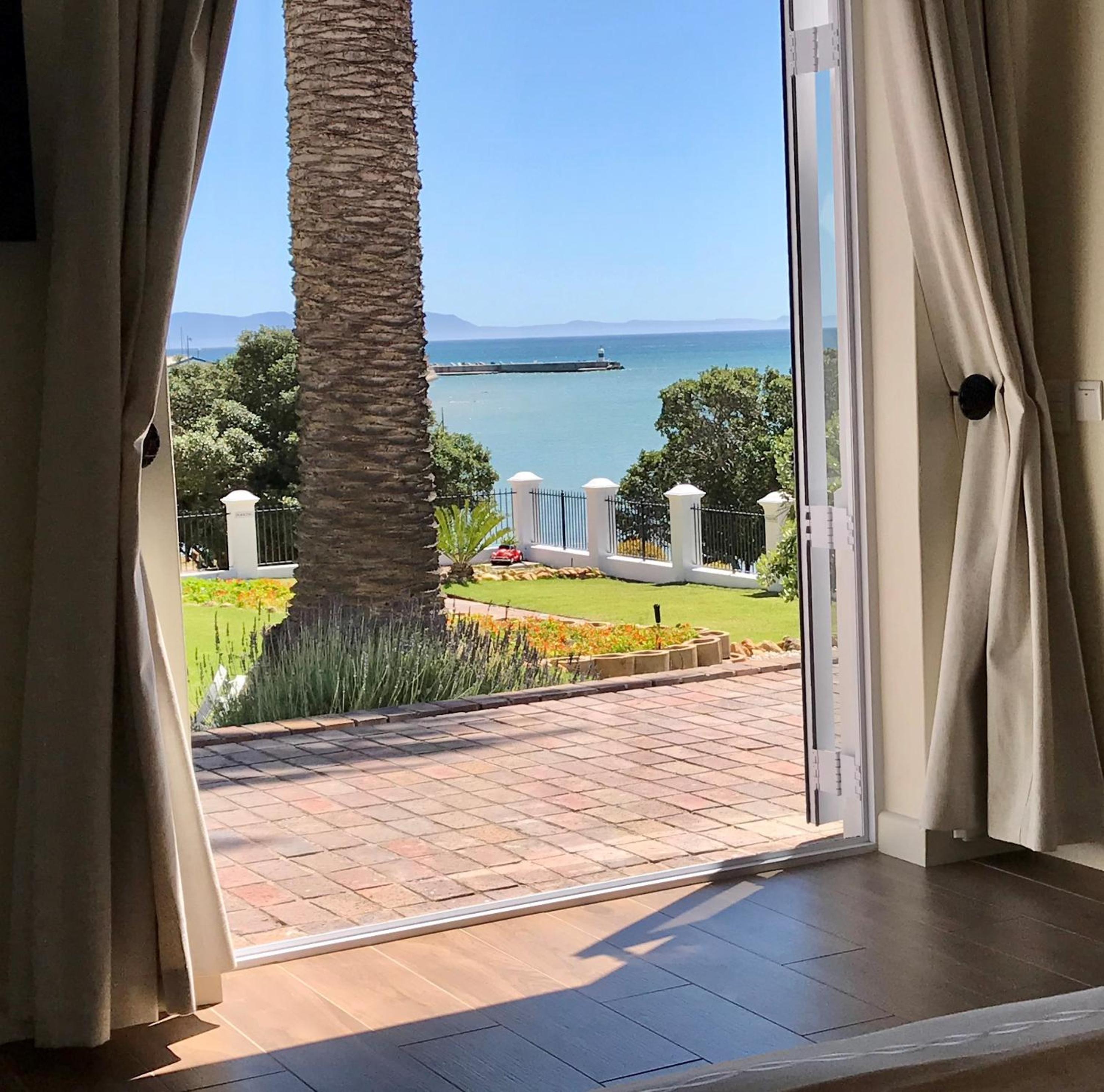 Luxury Room with Ocean View photo 2