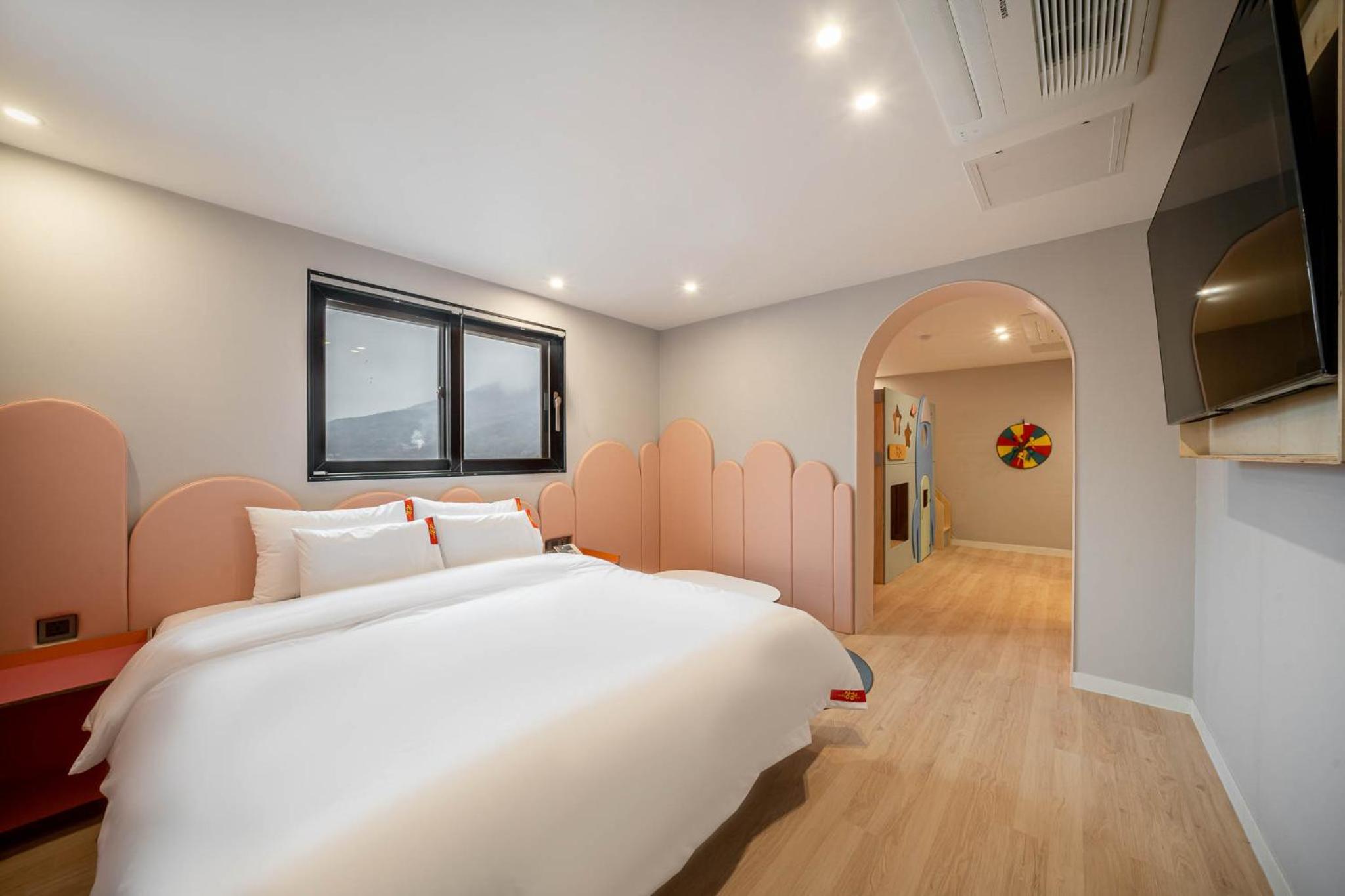Deluxe Double Room with Bath - Photo 5