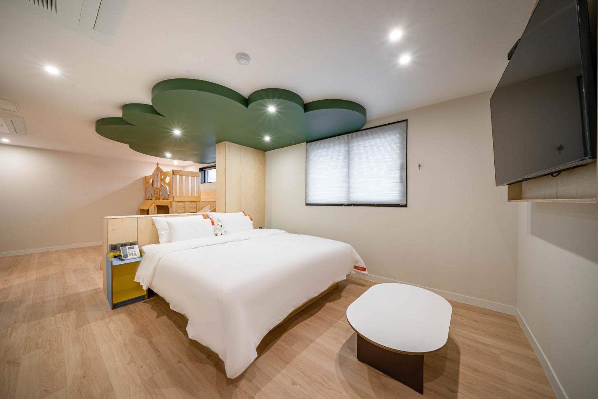 Deluxe Double Room with Bath - Photo 7