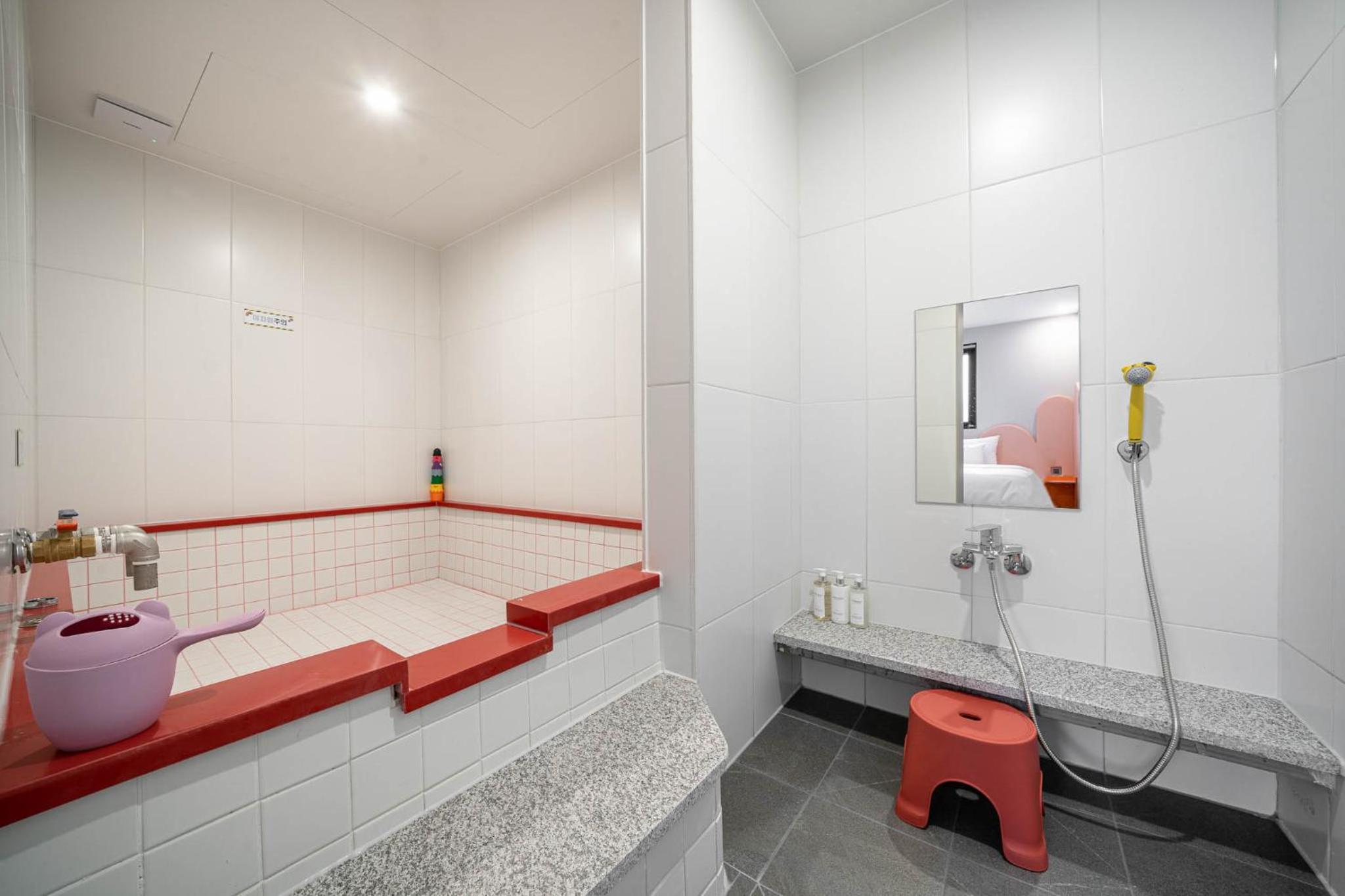 Deluxe Double Room with Bath - Photo 2