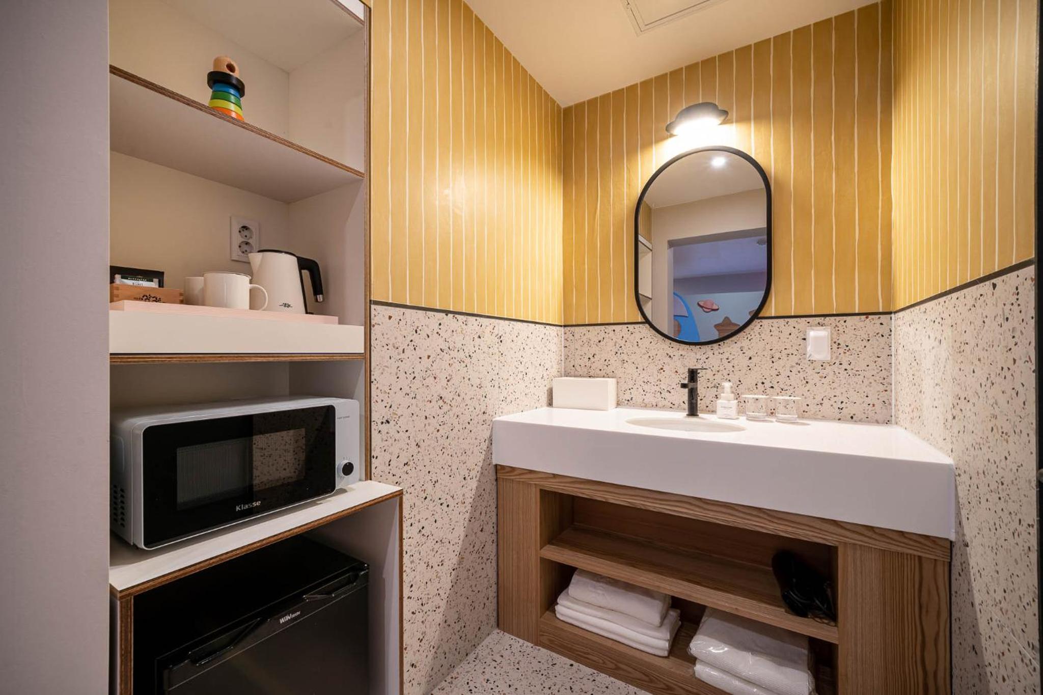 Deluxe Double Room with Bath - Photo 4