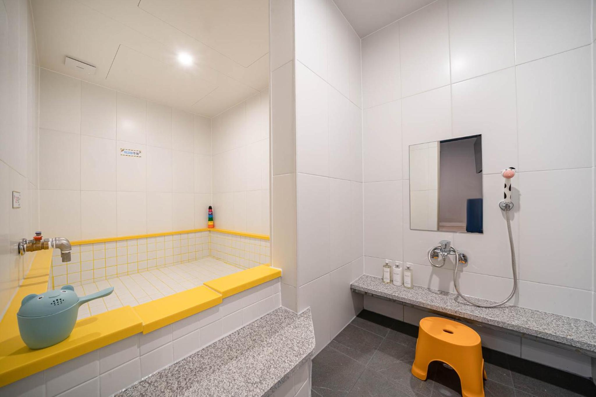 Twin Room - Photo 2