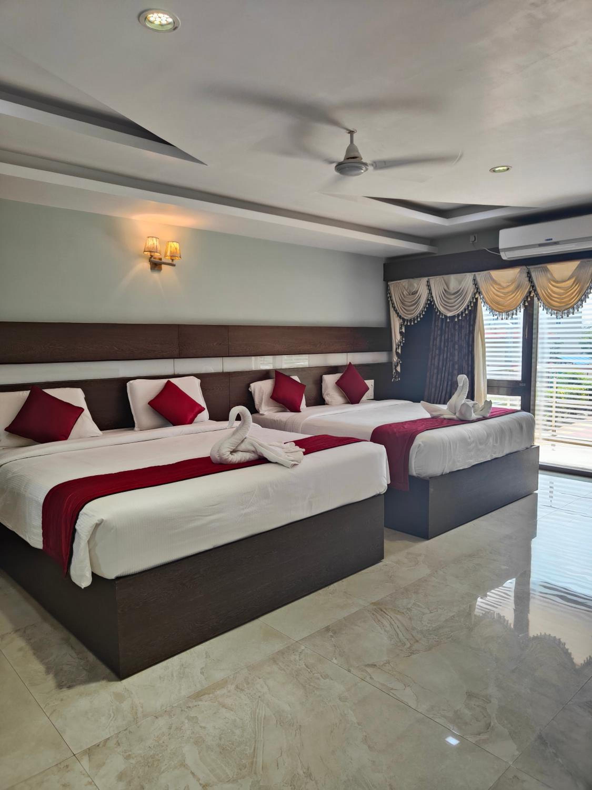 King Room with Two King Beds - Photo 6