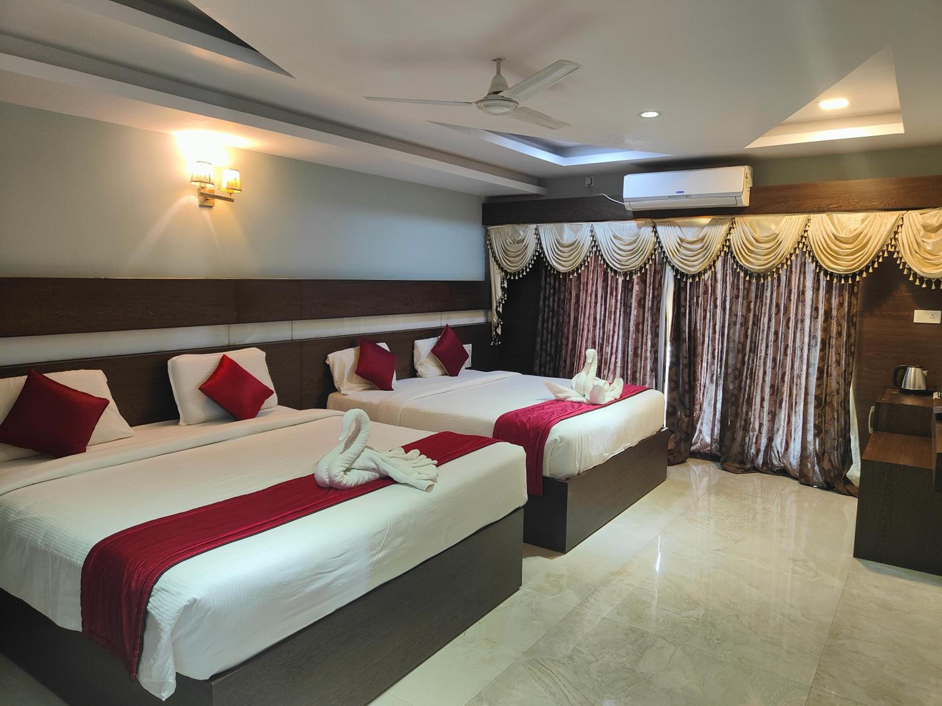 King Room with Two King Beds - Photo 8