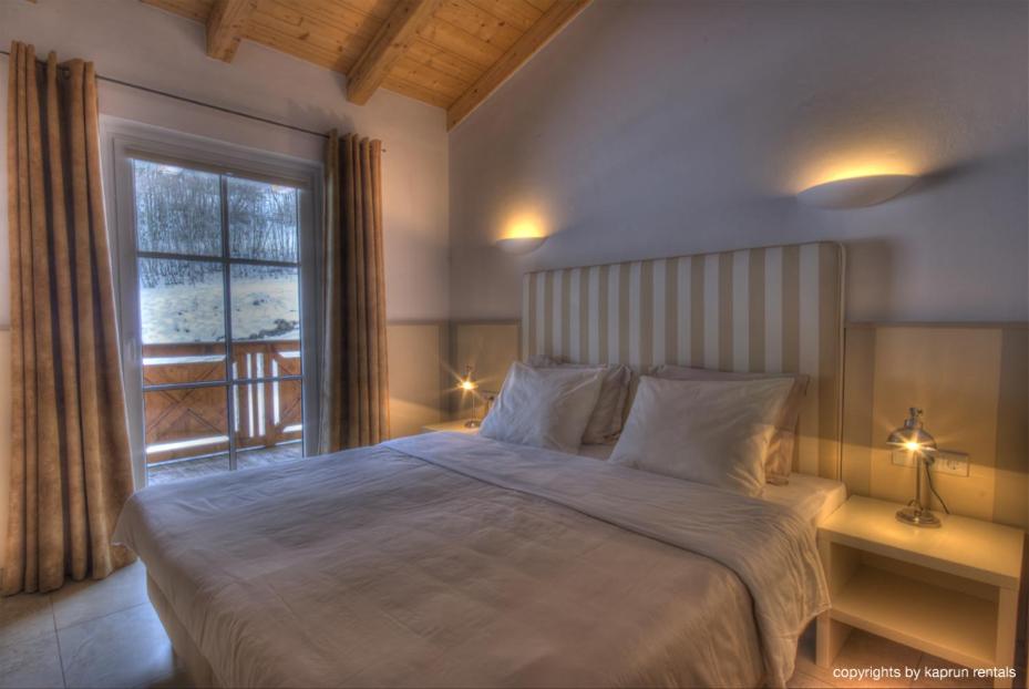 Penthouse Apartment with Balcony and Mountain View photo 1