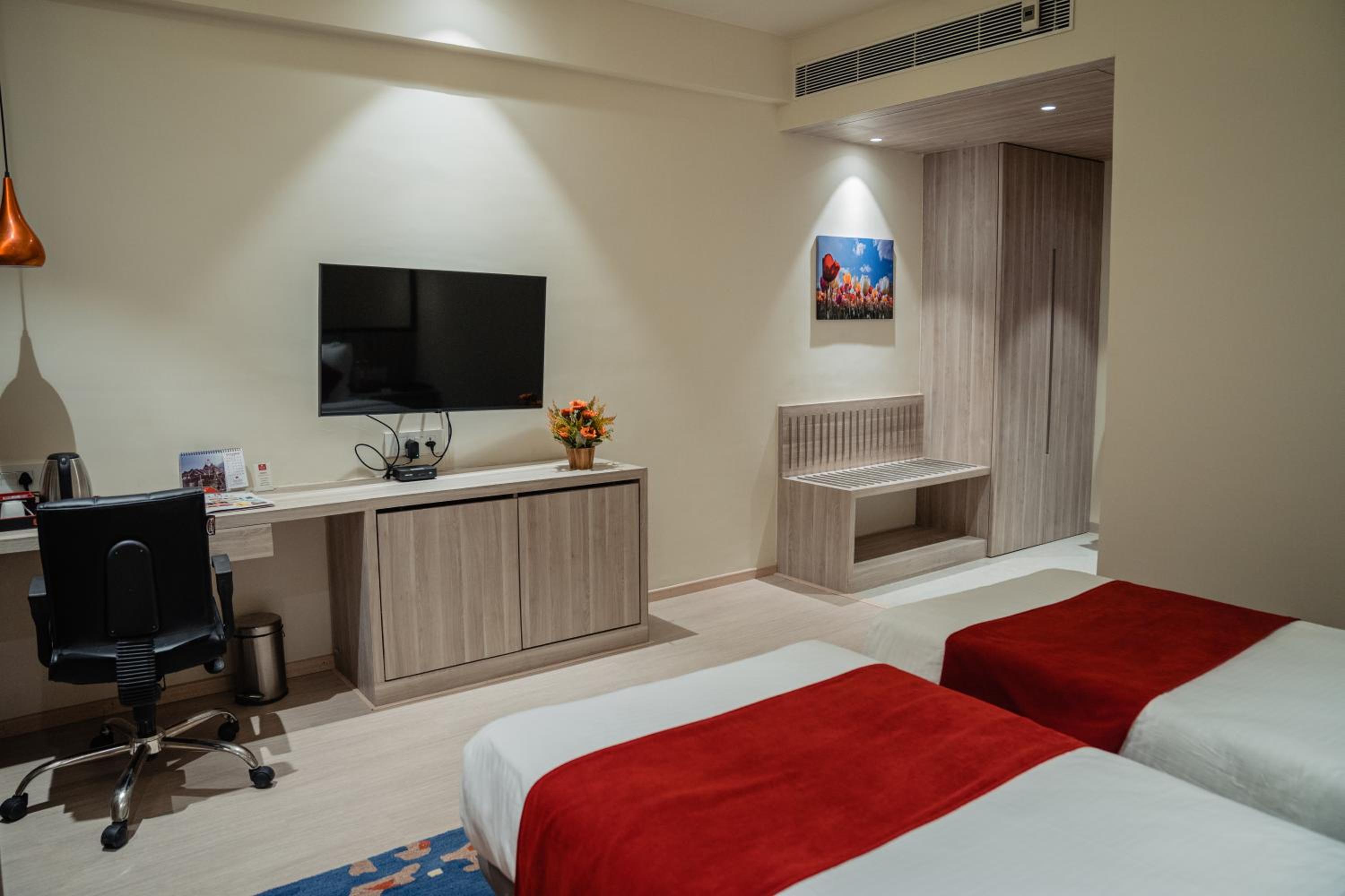 Deluxe Room - Photo 4