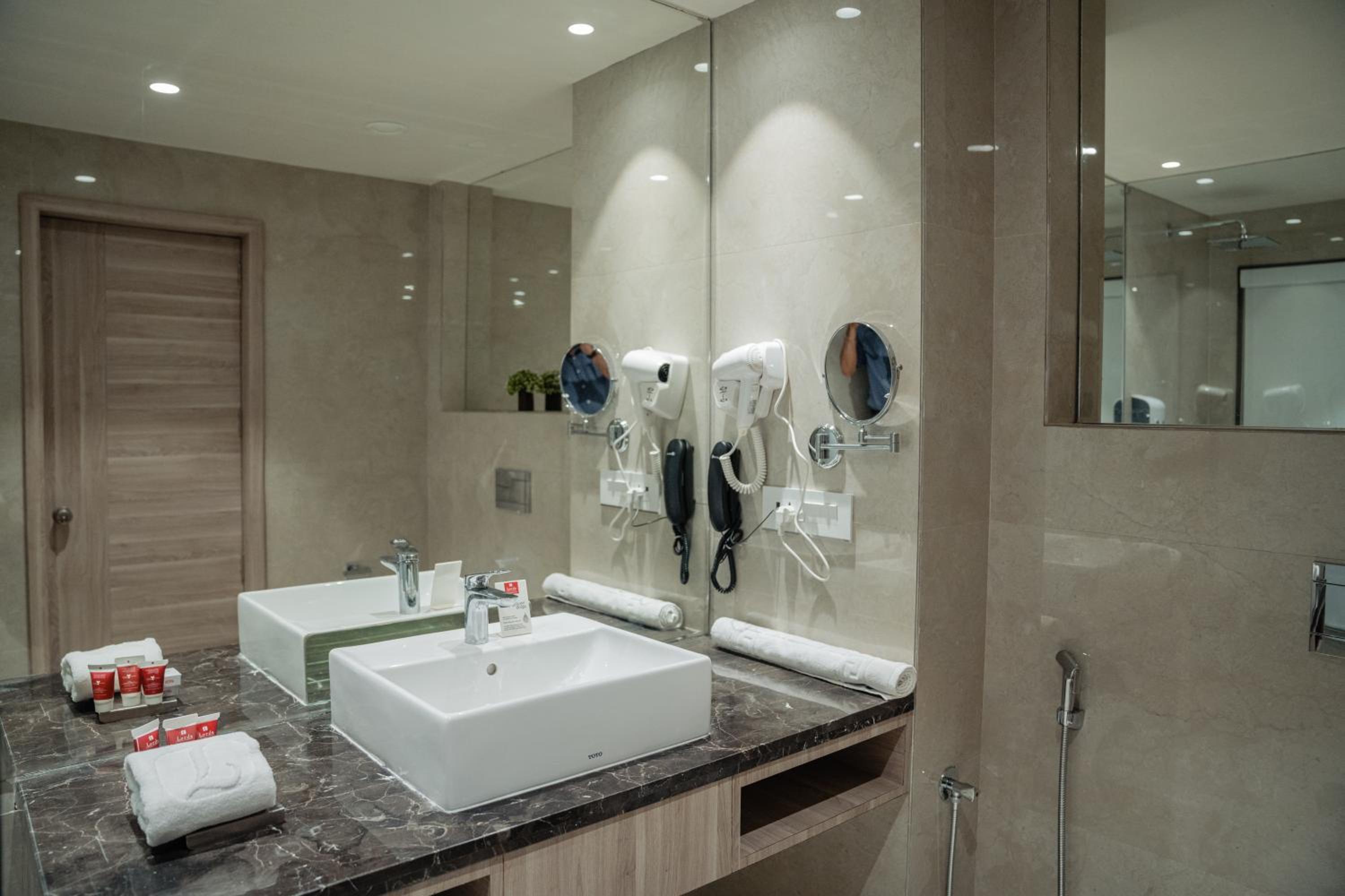 Executive Suite - Photo 4