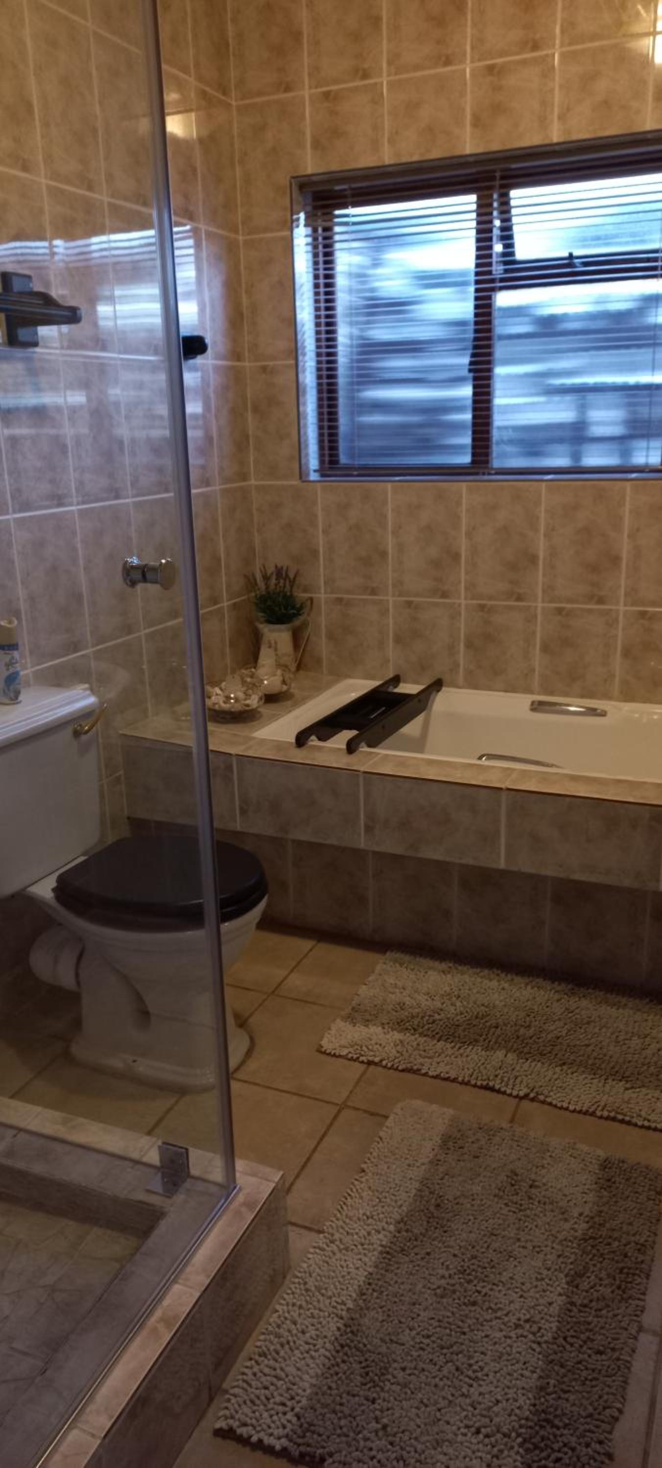 Twin Room with Private Bathroom photo 2