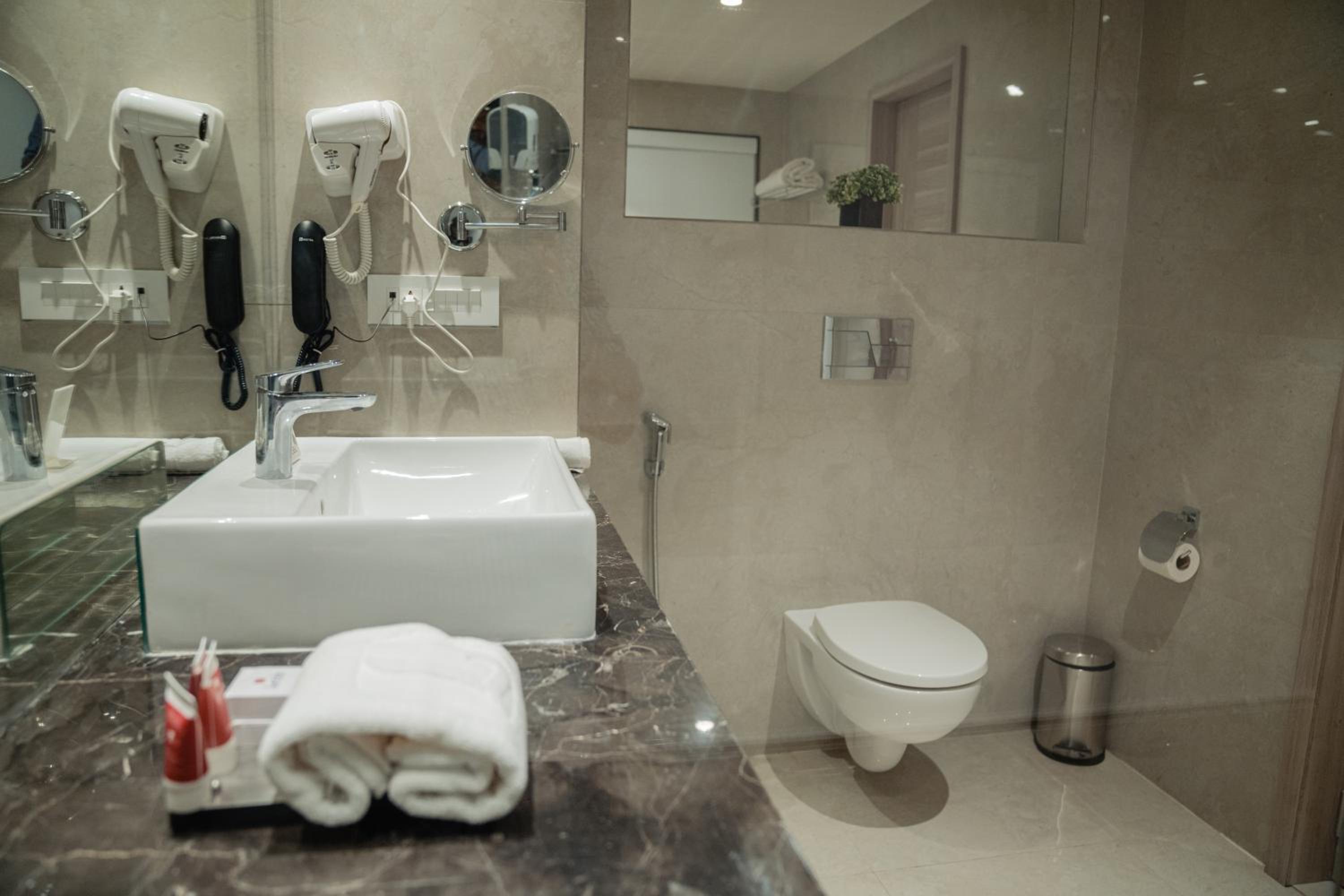 Executive Suite - Photo 2