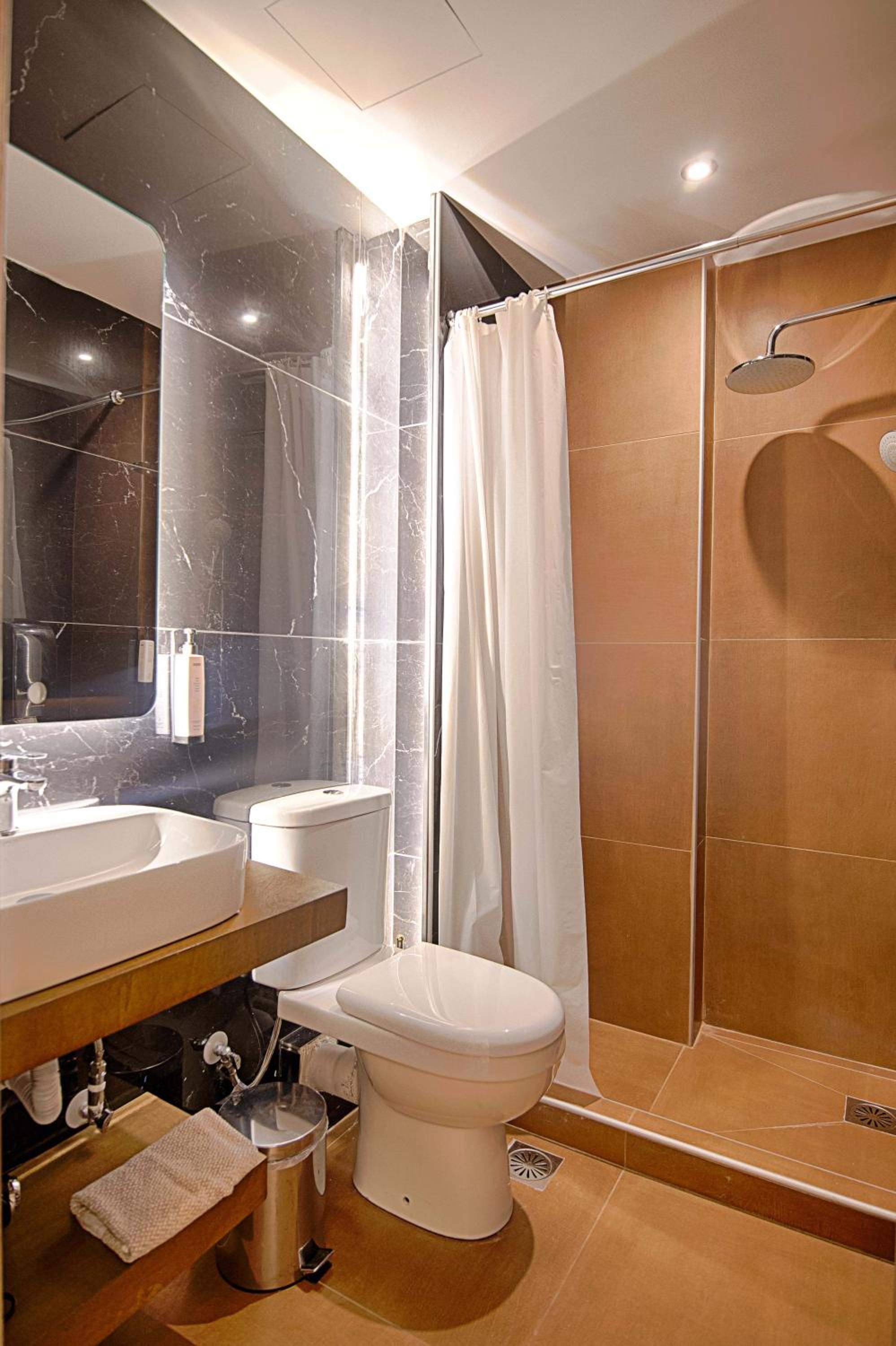Double or Twin Room with Partial Sea View photo 3