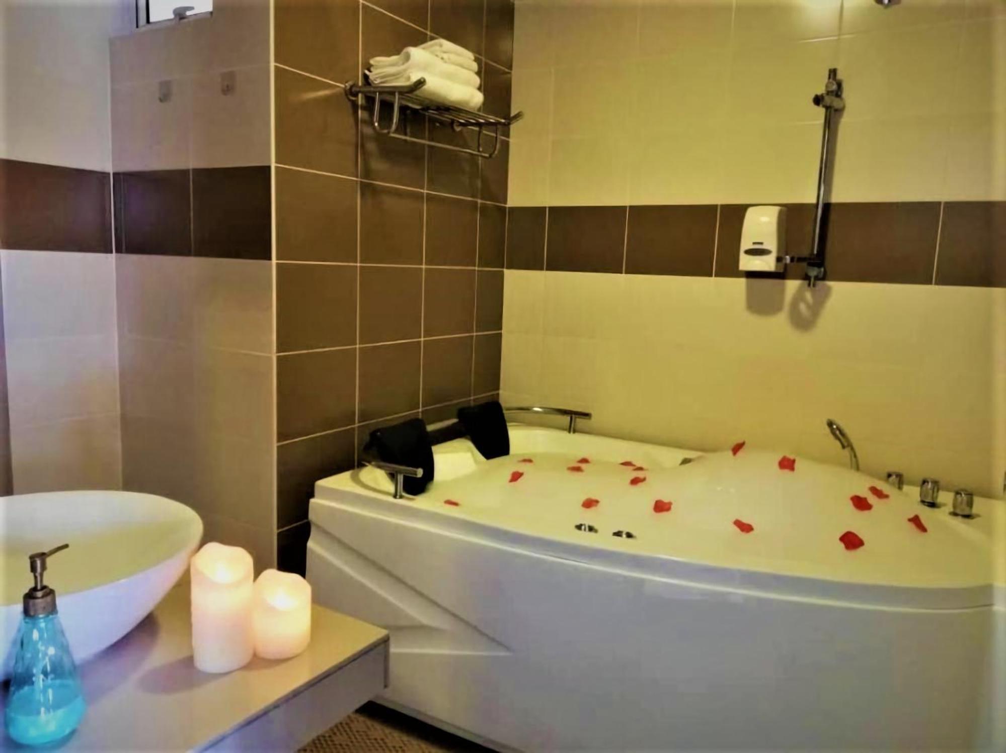Studio with Spa Bath (Free 2 Waterpark Tickets)