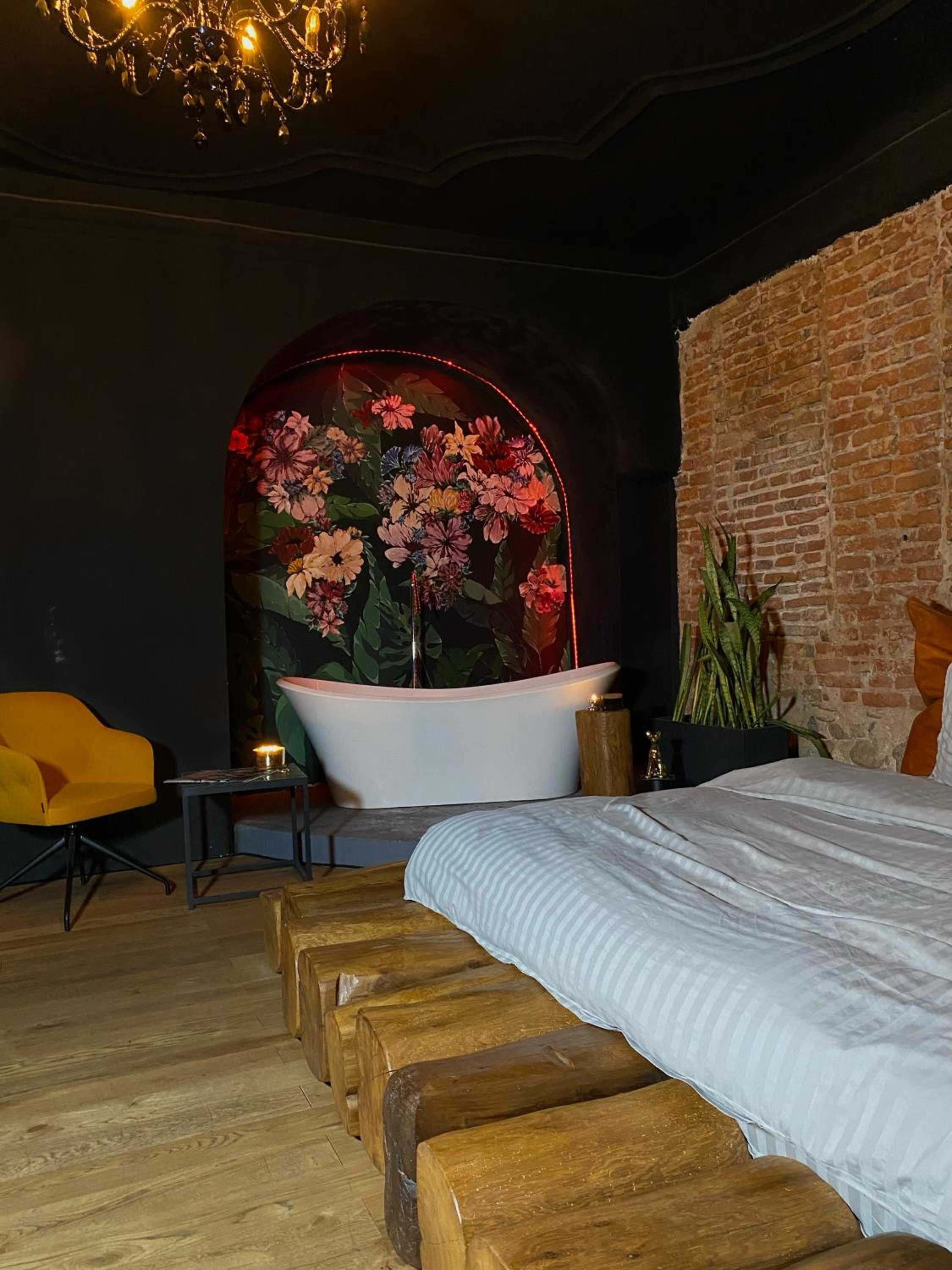 One-Bedroom Apartment - Photo 1