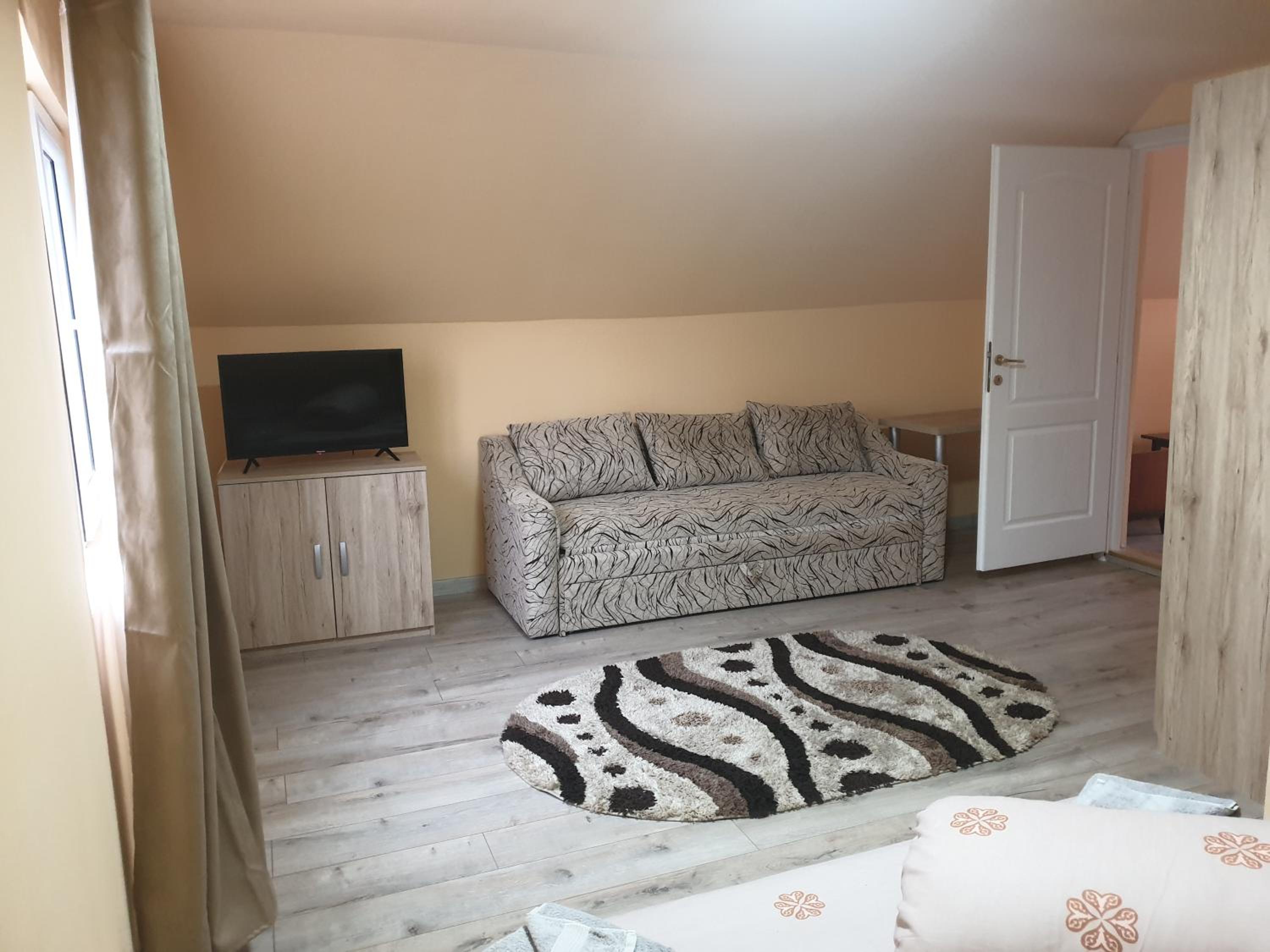Five-Bedroom House photo 1