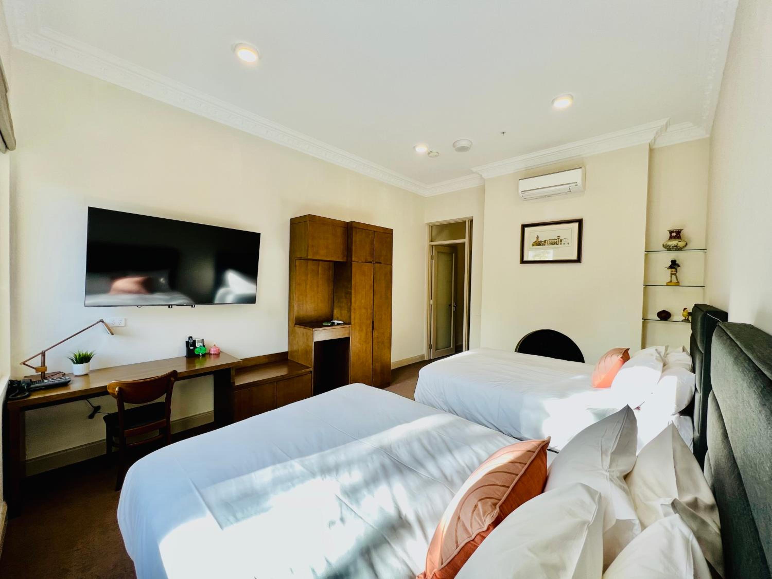 Deluxe Queen Suite