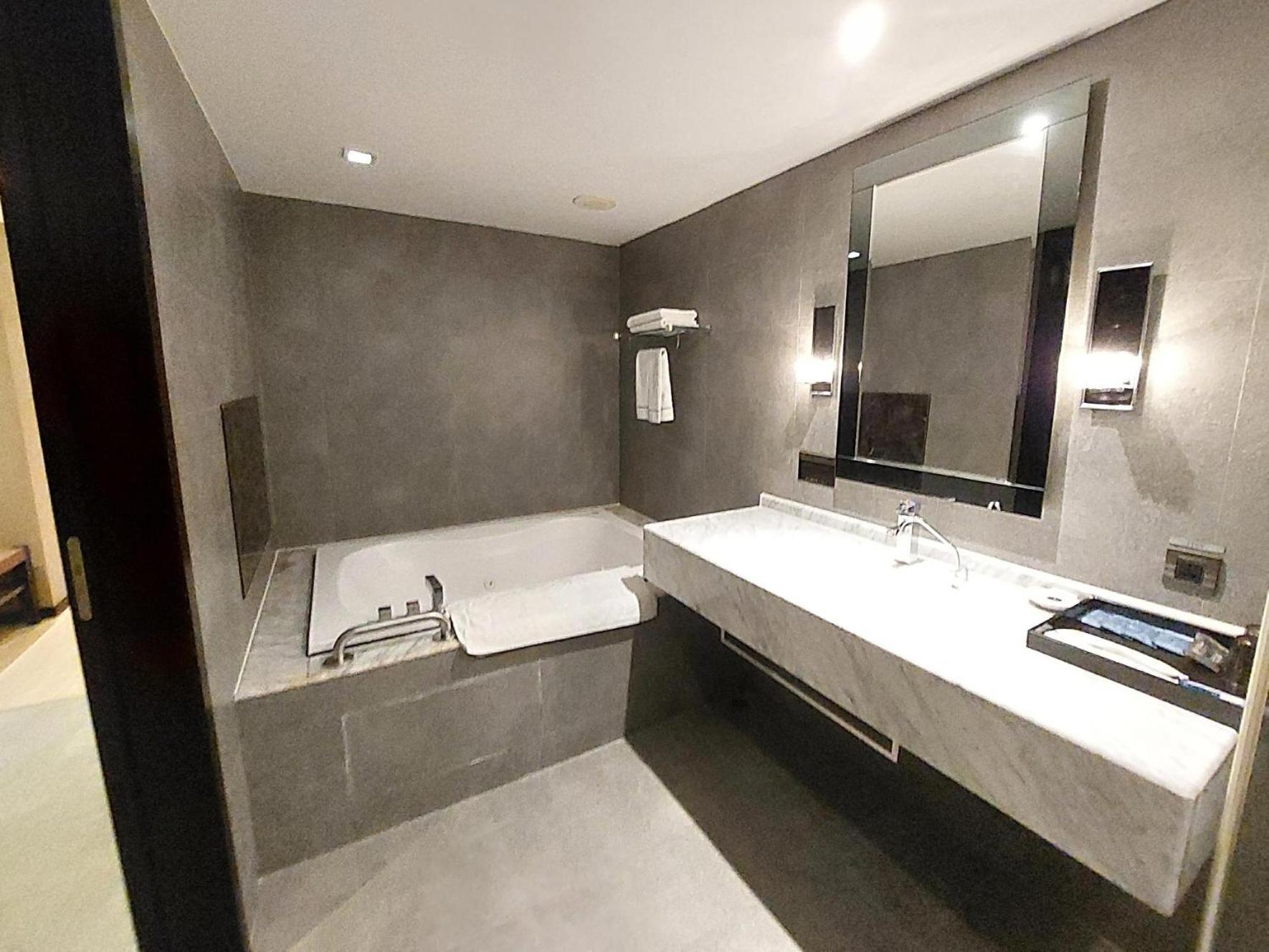 Queen Room photo 2