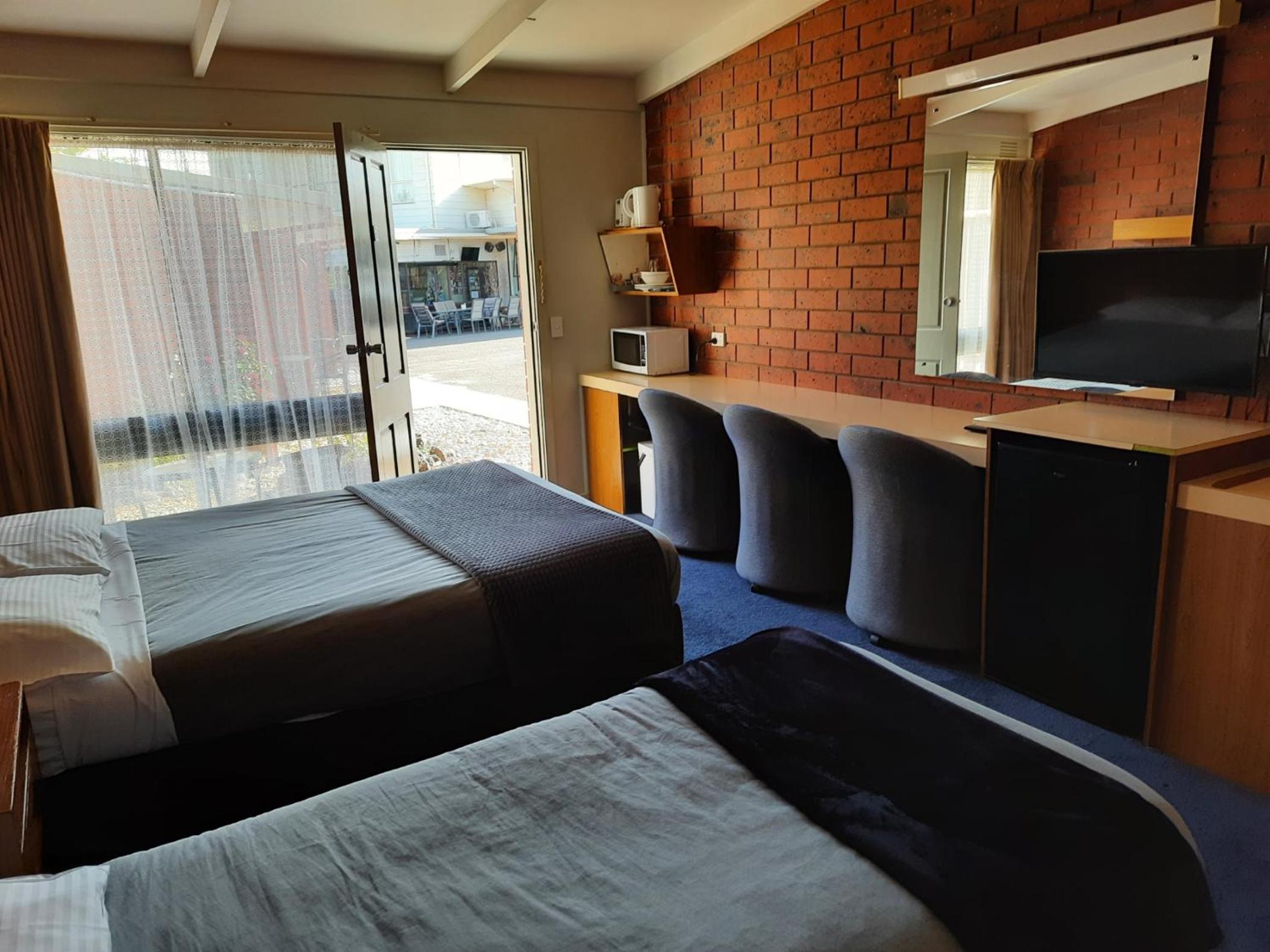 Queen Room with Two Queen Beds photo 3
