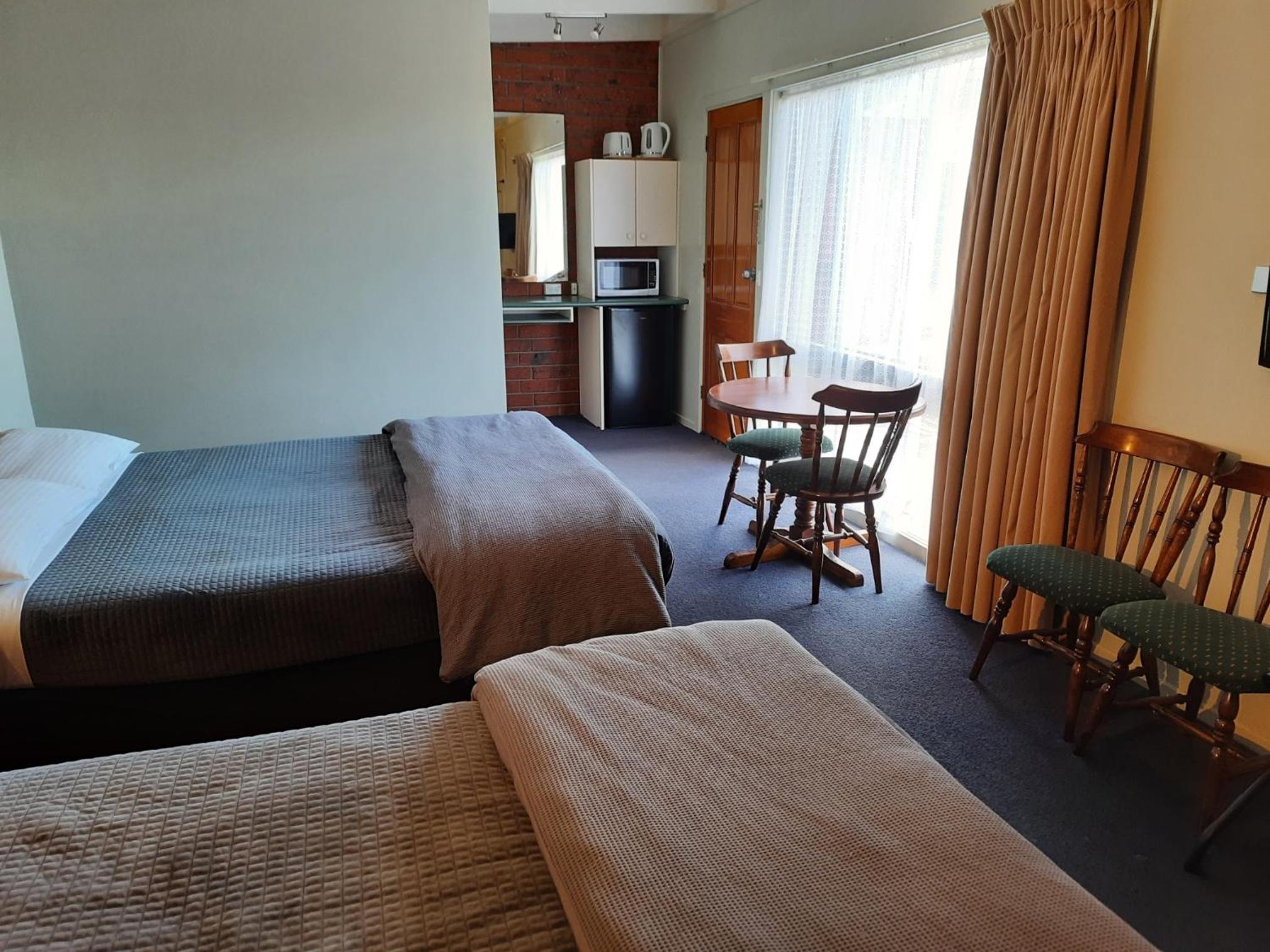 Queen Room with Two Queen Beds photo 2