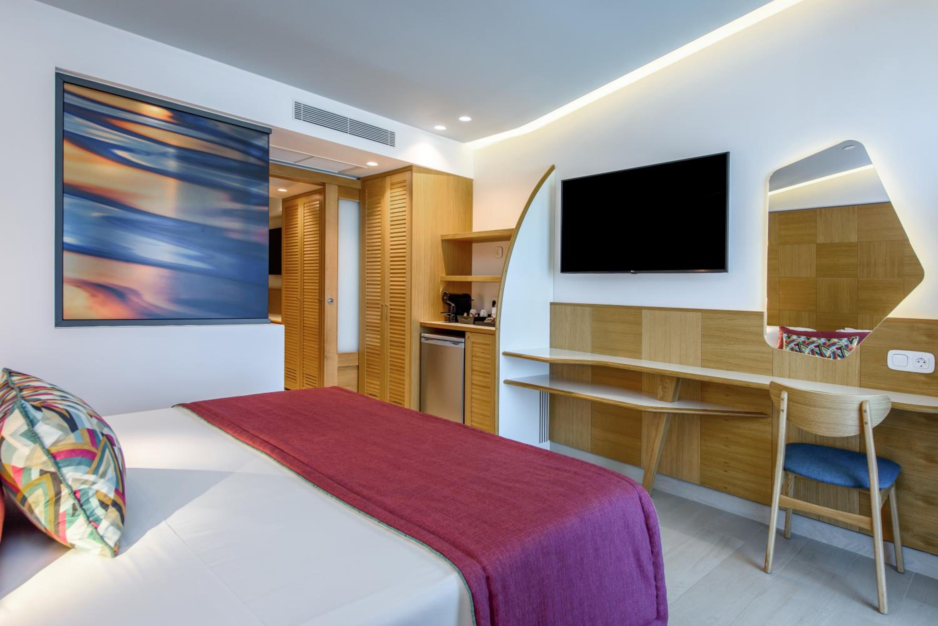 Superior Exclusive Pool or Sea View with Jacuzzi - Photo 1