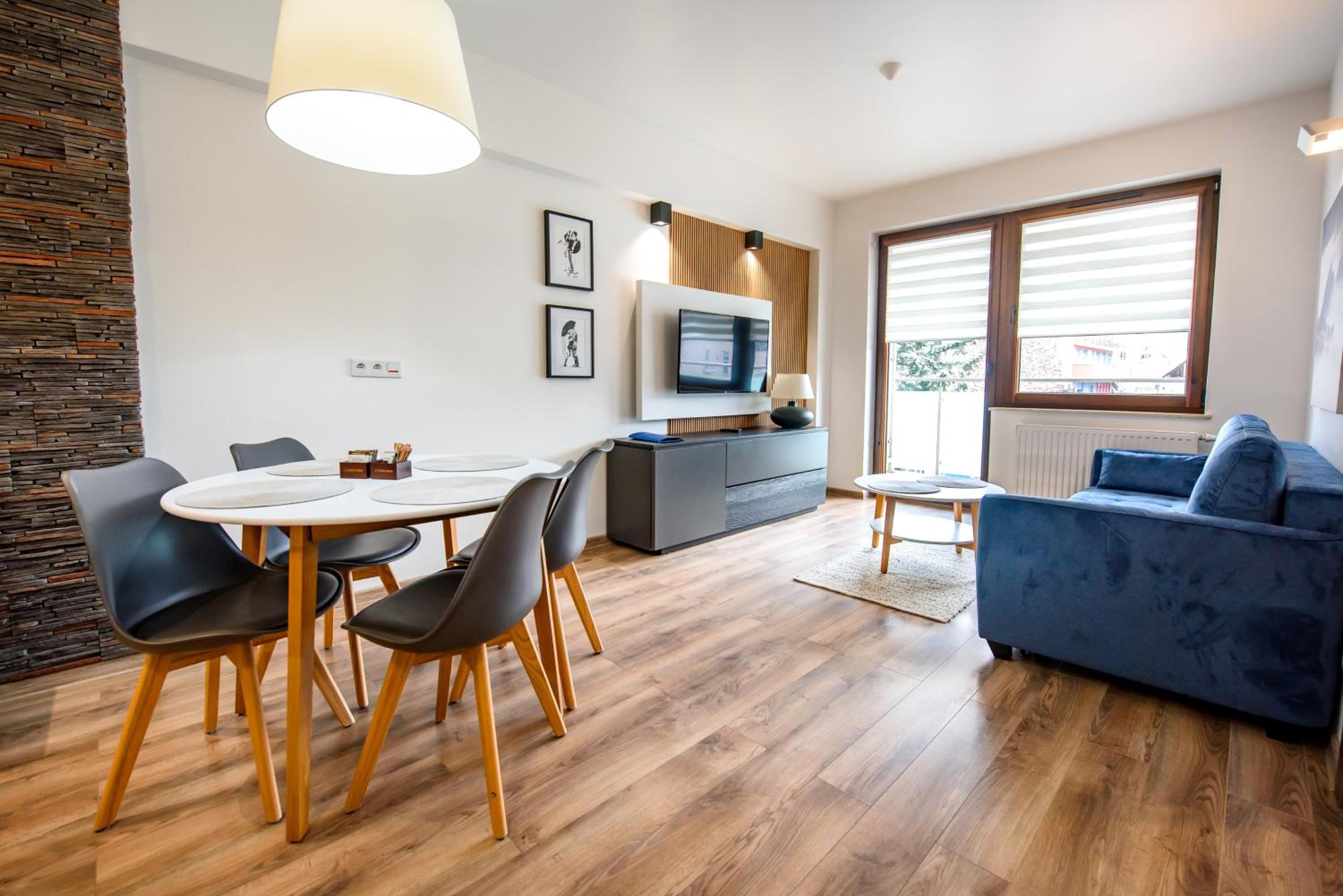 One-Bedroom Apartment with Paid Garage photo 1