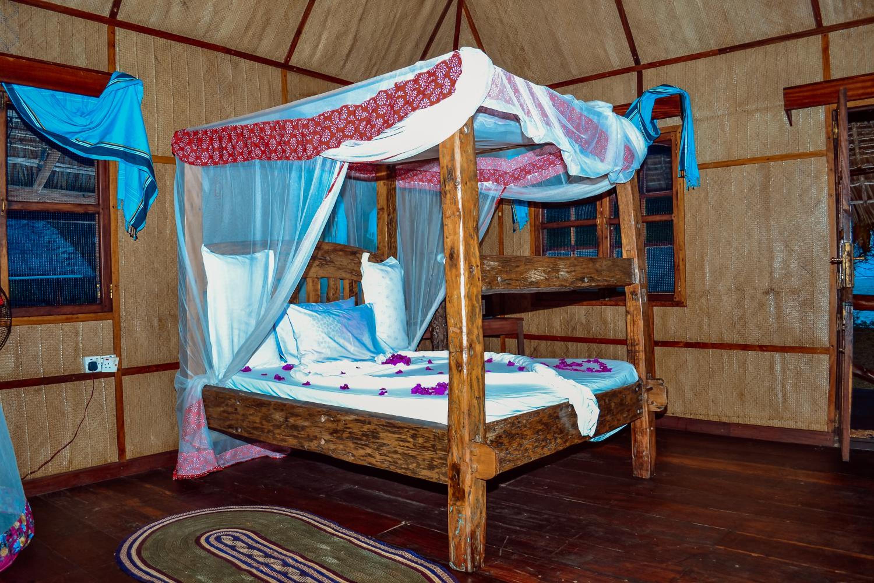 Budget double room in sharing Bungalow