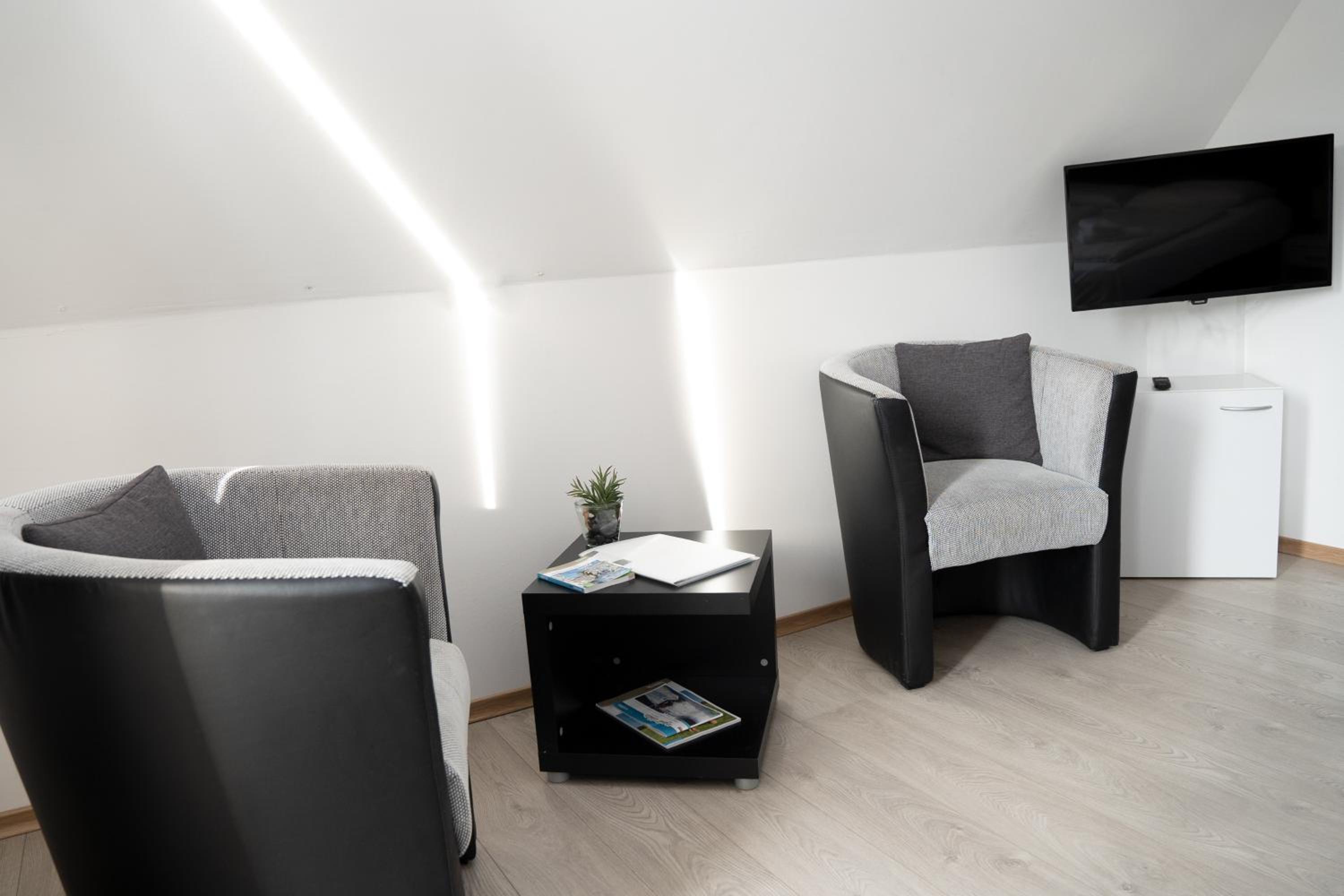 Studio Apartment - Photo 2
