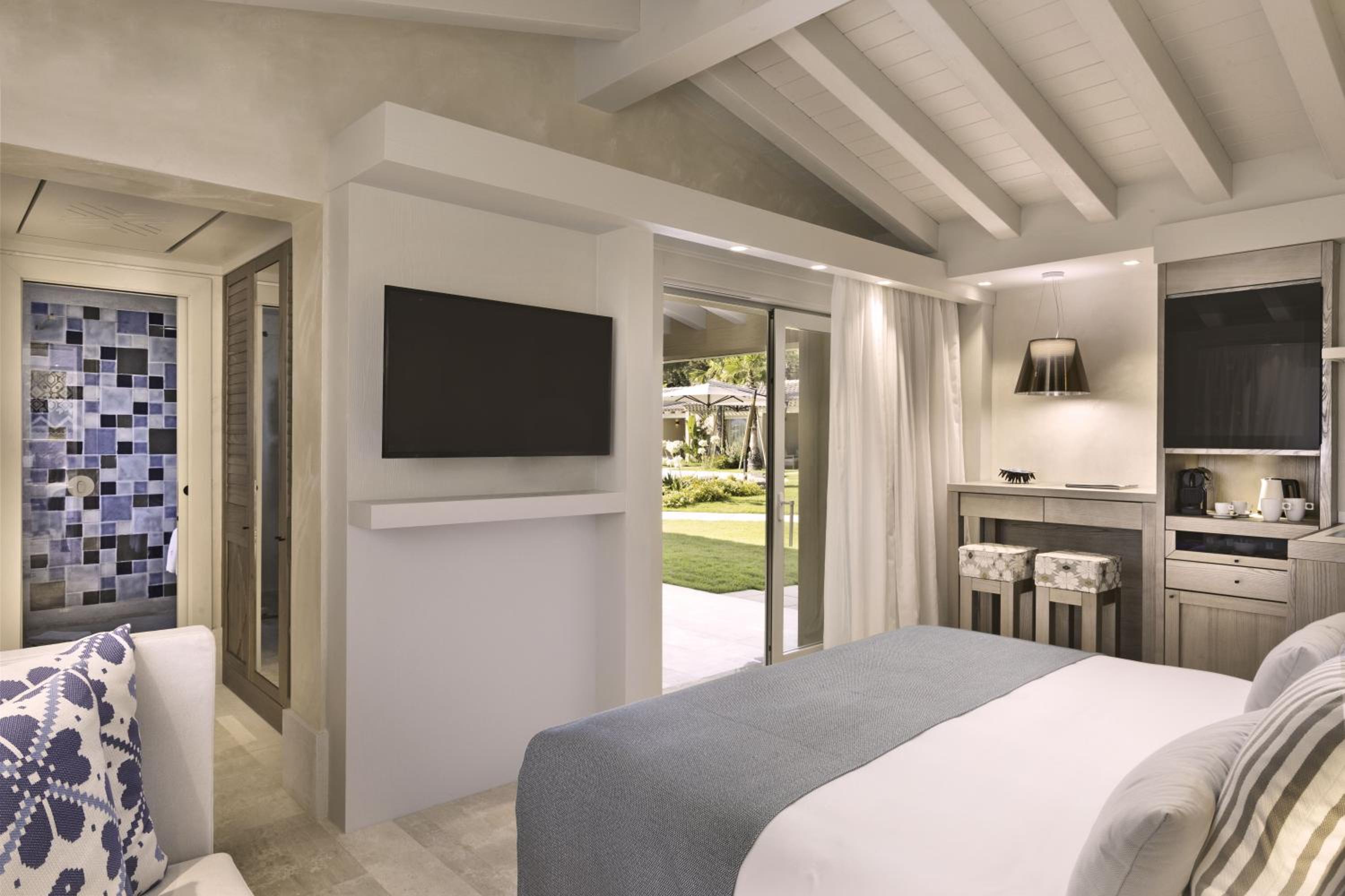 Deluxe King Room with Laguna View Adults only 16+ thumbnail 5