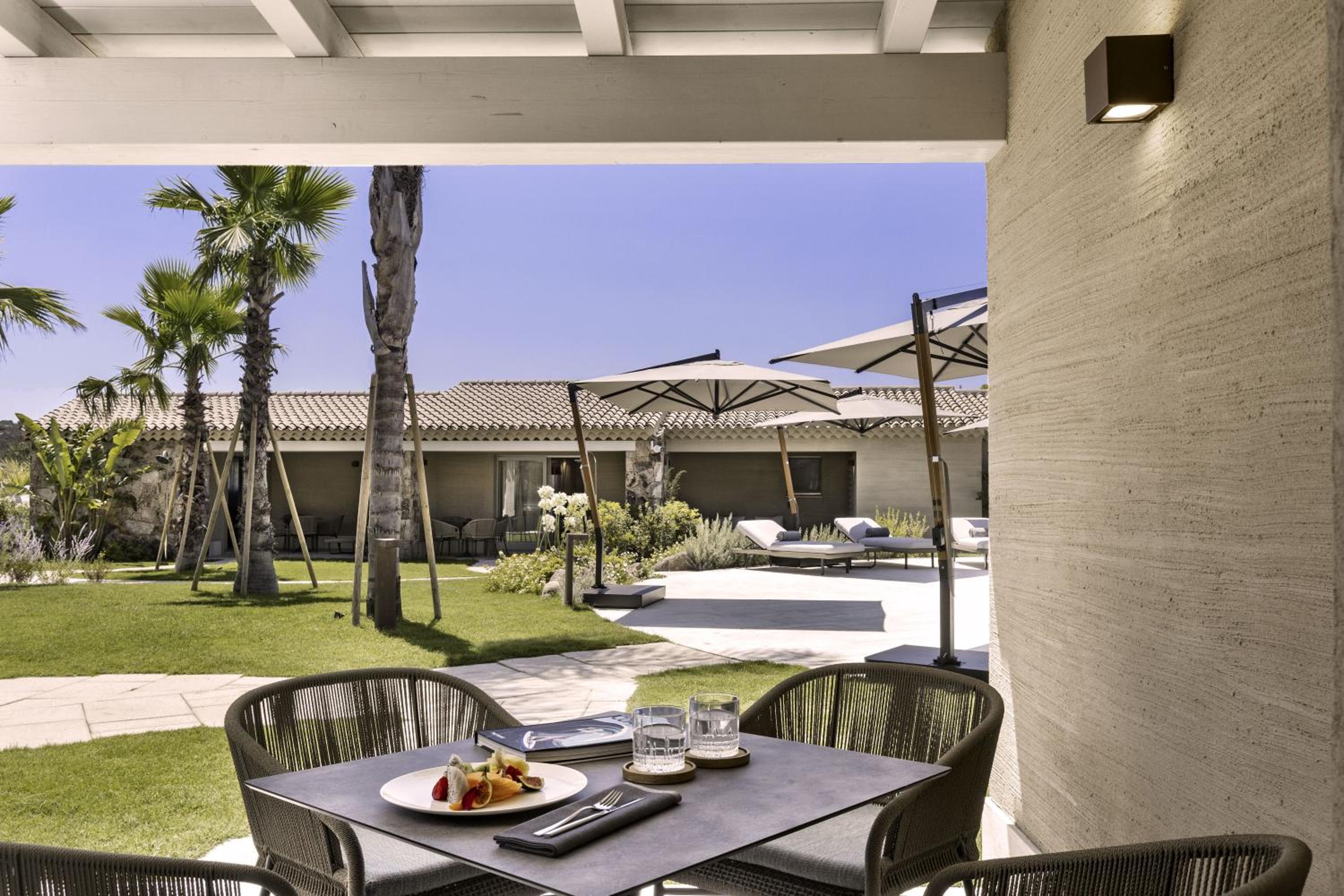 Deluxe King Room with Laguna View Adults only 16+ thumbnail 6