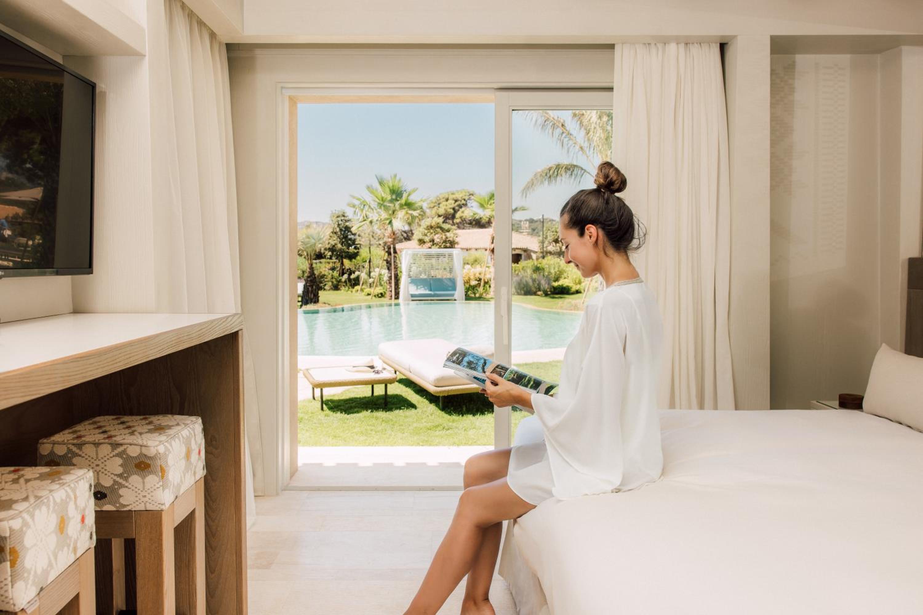 Deluxe King Room with Laguna View Adults only 16+ - Photo 8