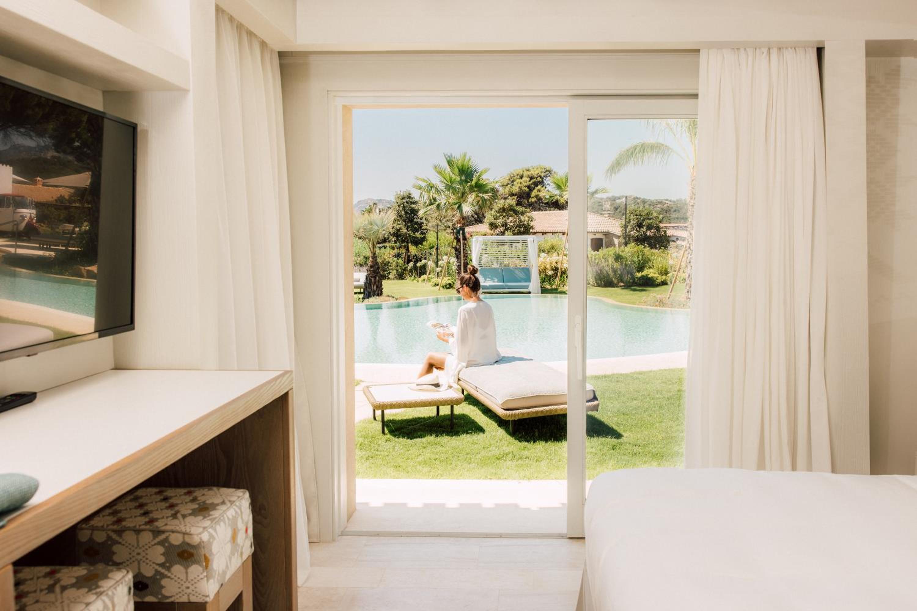 Deluxe King Room with Laguna View Adults only 16+ - Photo 9