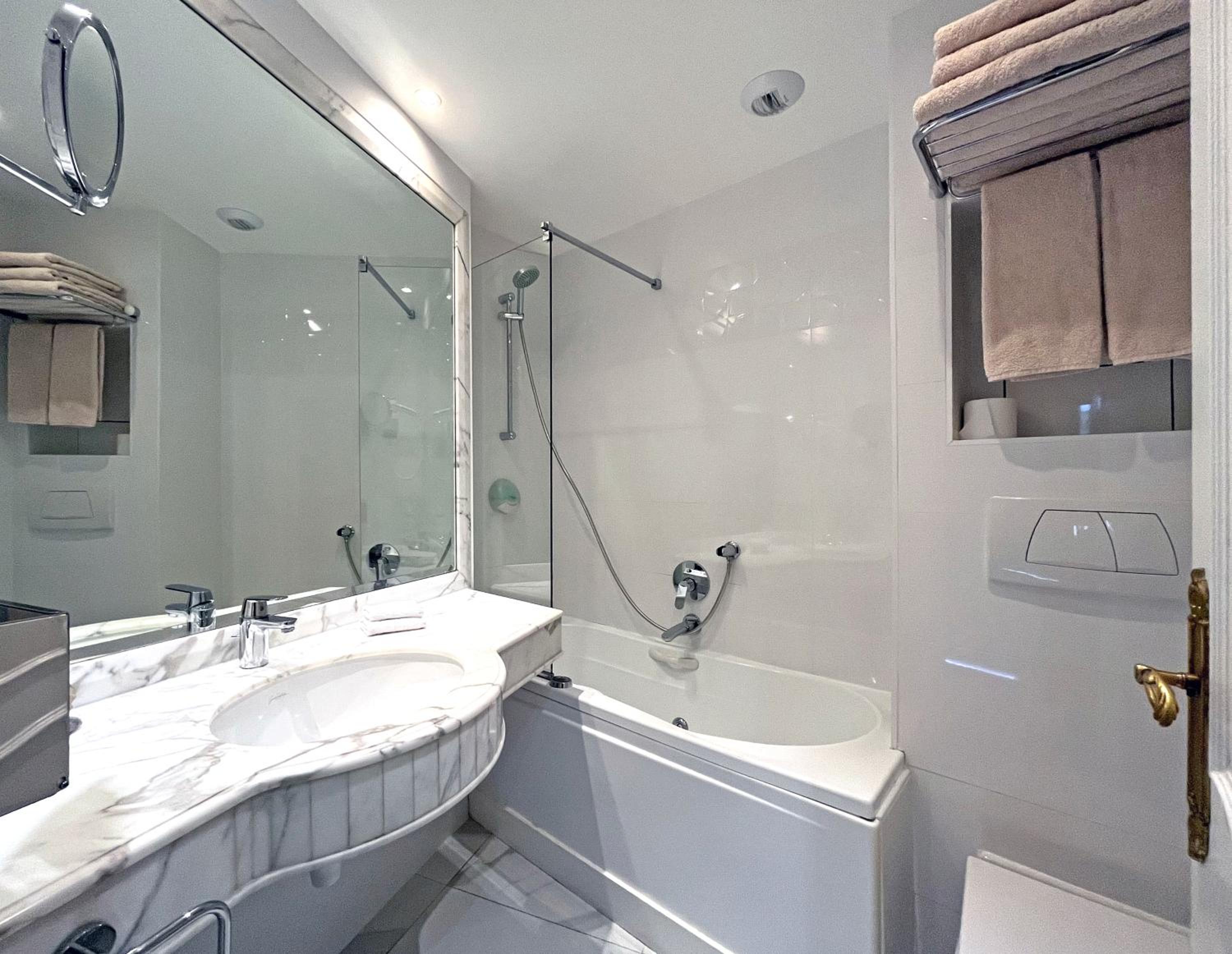 Superior Double or Twin Room photo 3