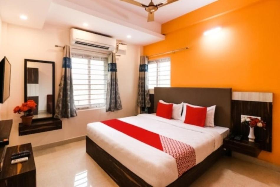 King Room with Balcony - Photo 12