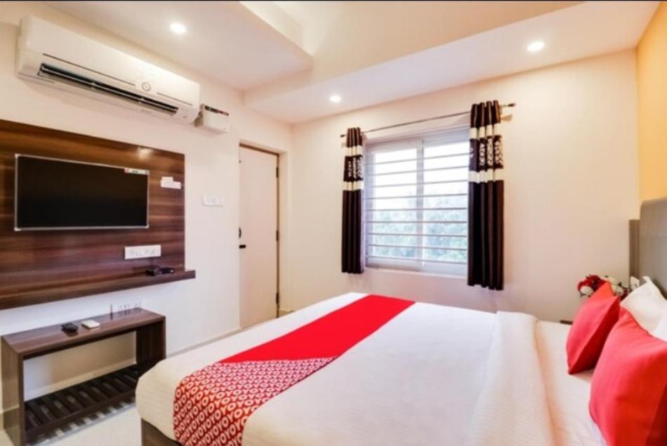 King Room with Balcony - Photo 14