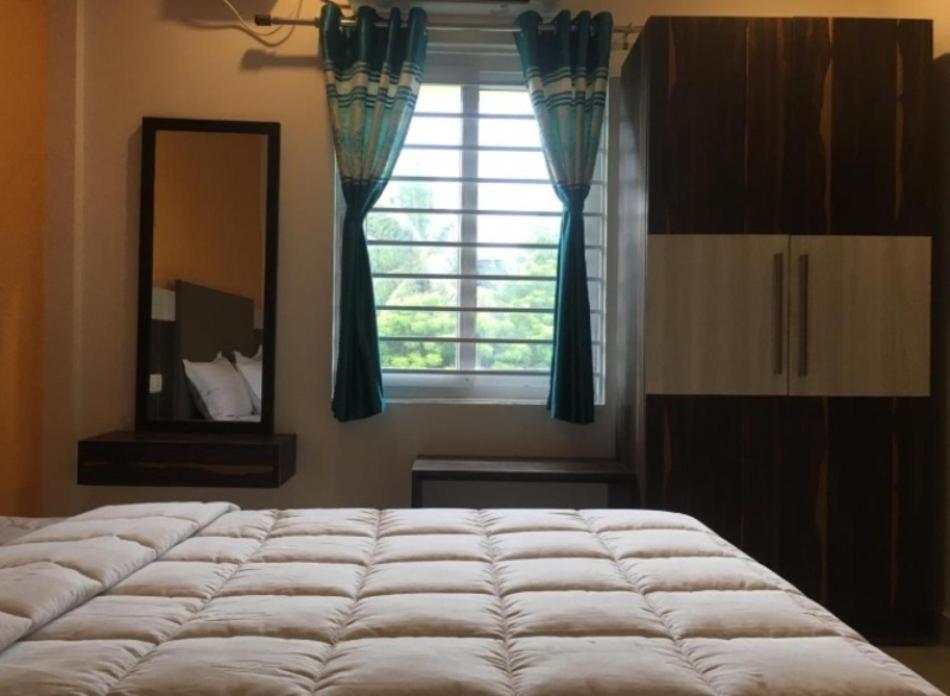 King Room with Balcony - Photo 15