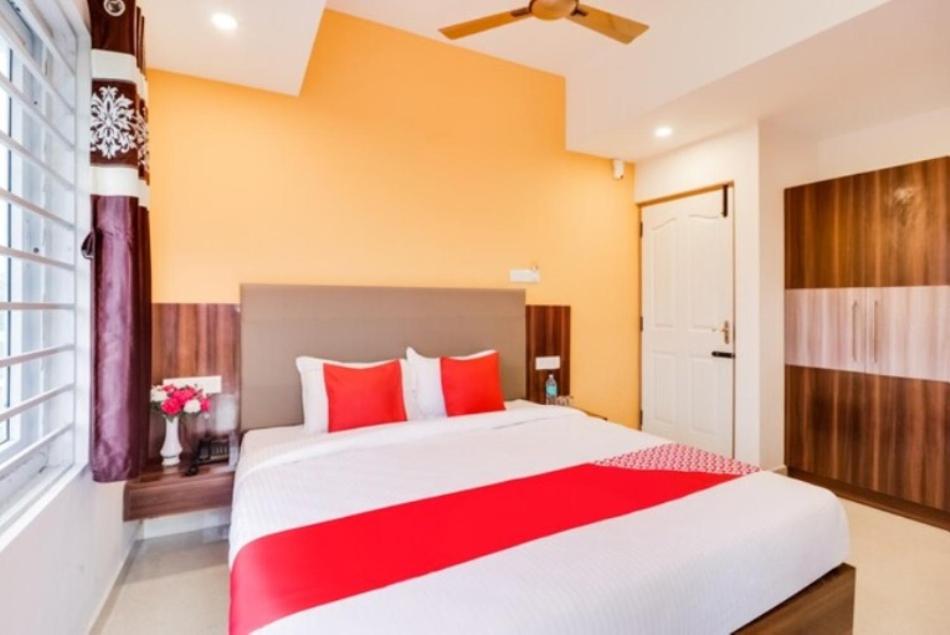 King Room with Balcony - Photo 17