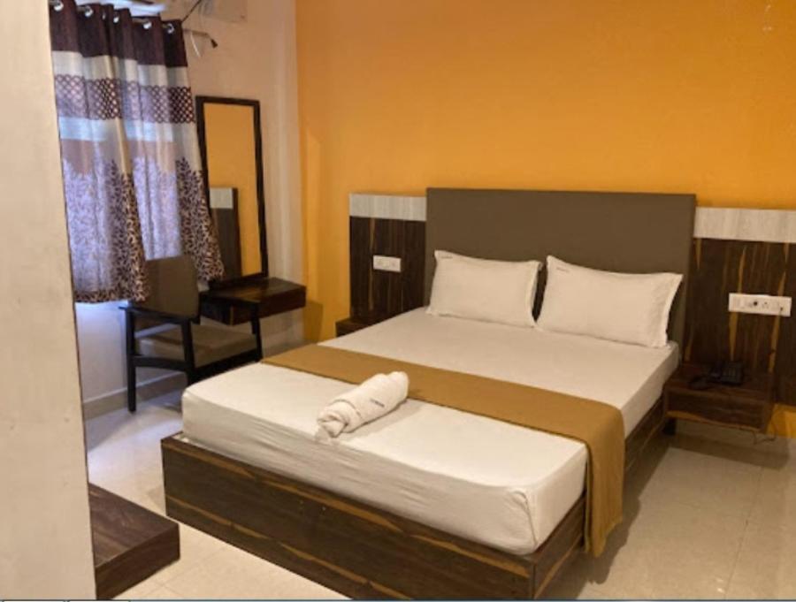 King Room with Balcony - Photo 8