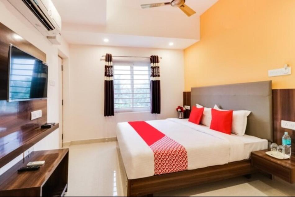 King Room with Balcony - Photo 9