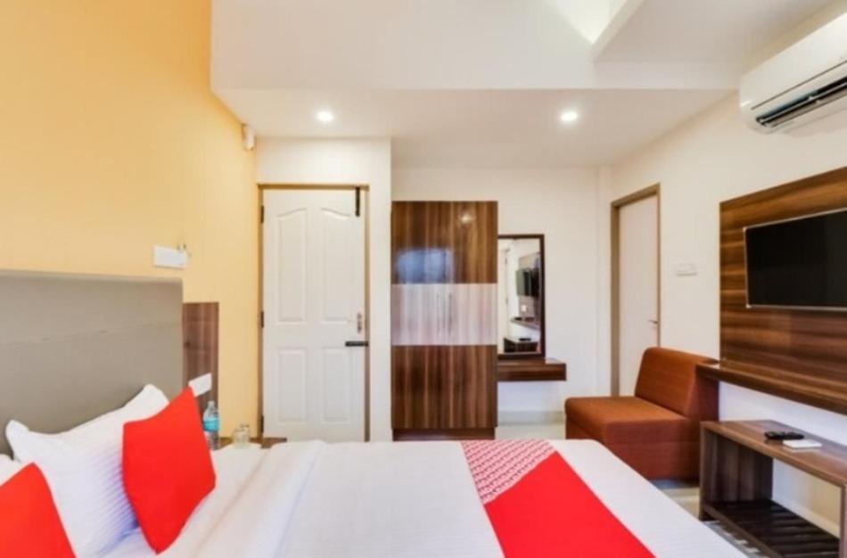 King Room with Balcony - Photo 10