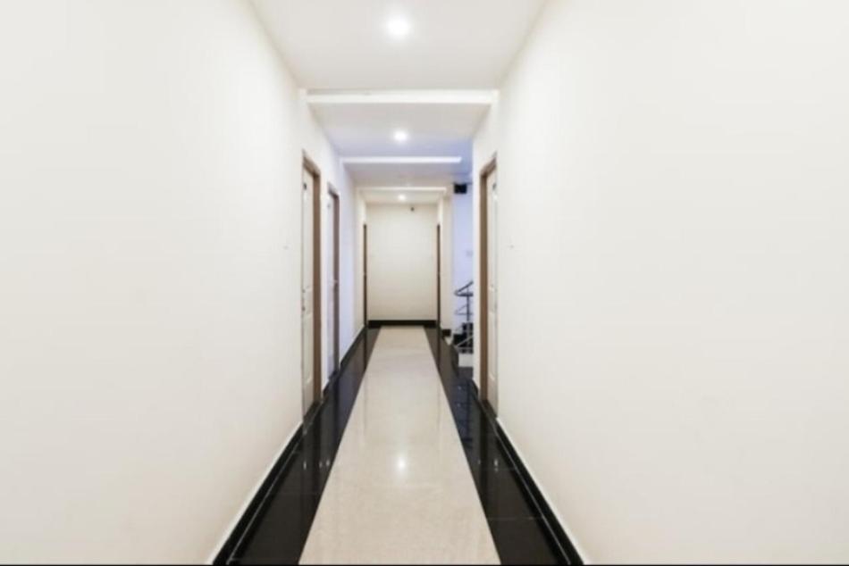 King Room with Balcony - Photo 11