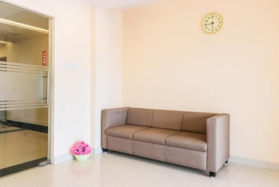 King Room with Balcony - Photo 7