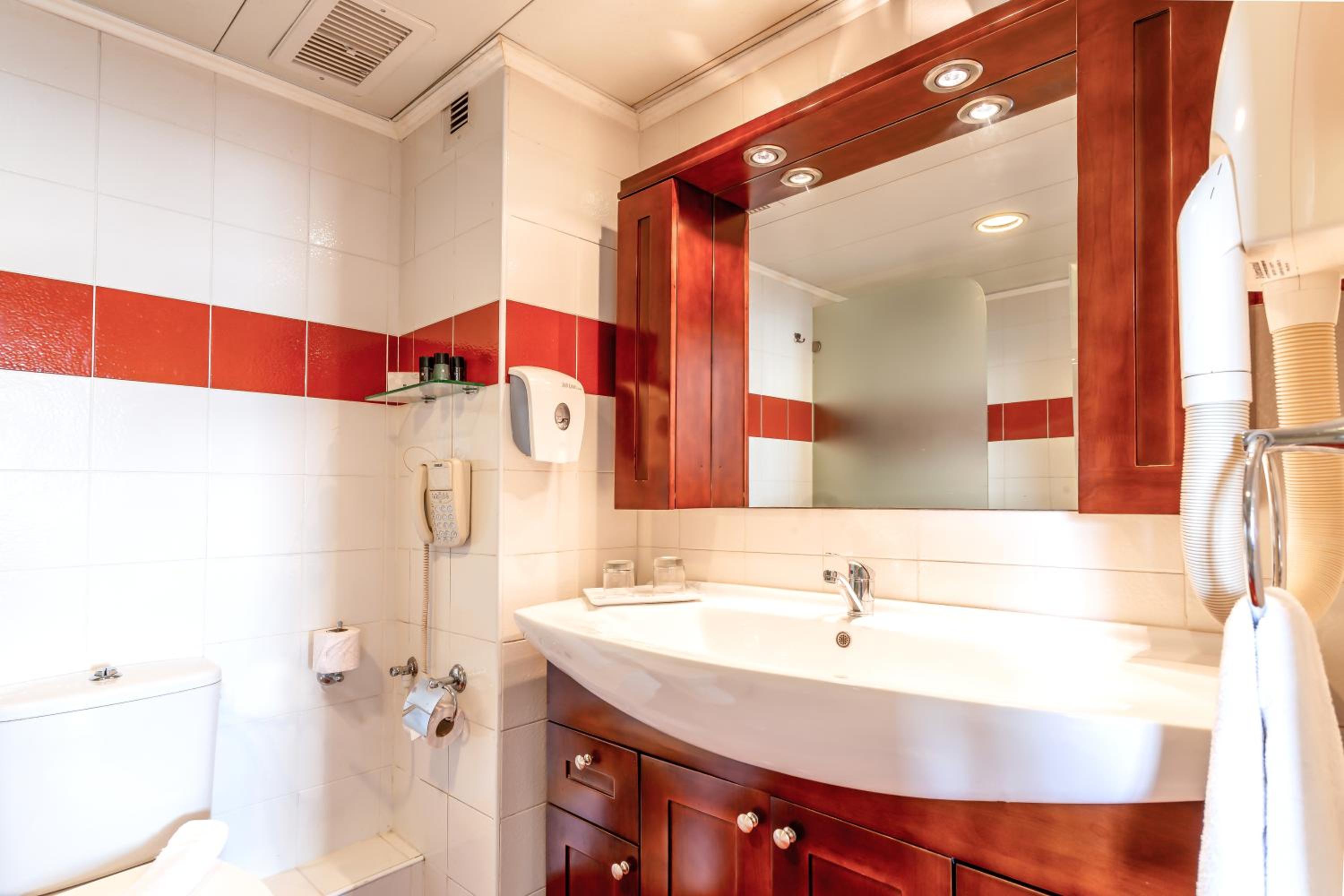 Deluxe Suite - Photo 2