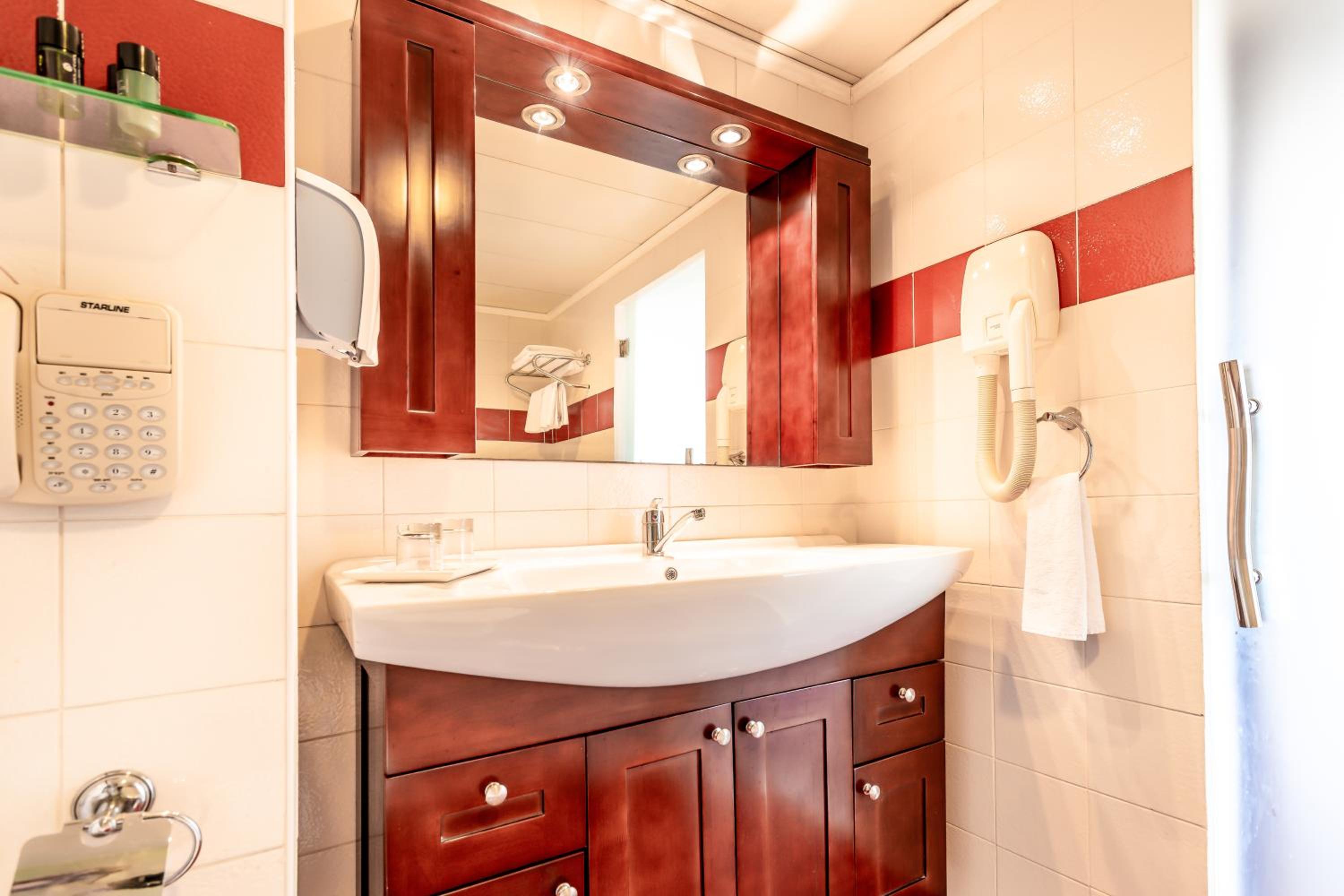 Deluxe Suite - Photo 8