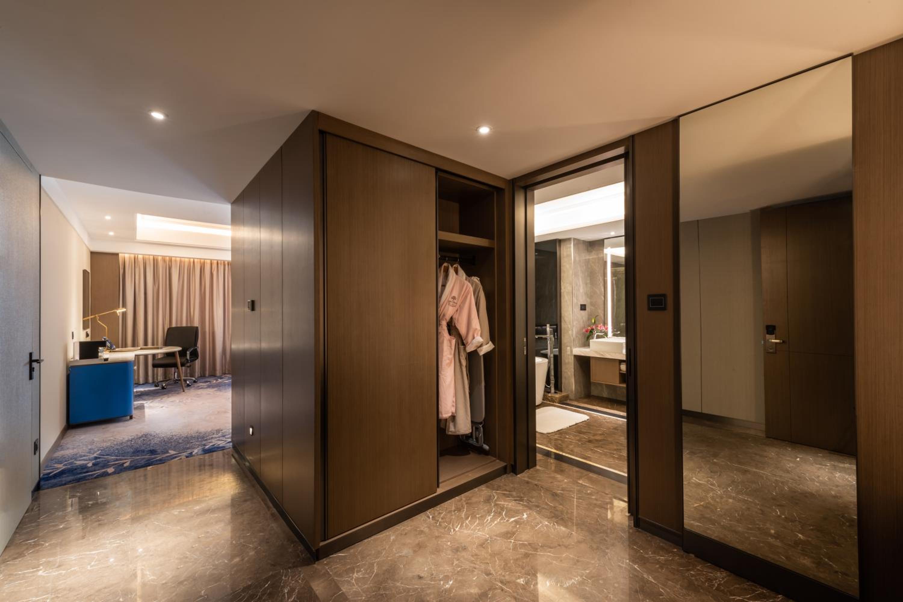 Deluxe Twin Room - Photo 2