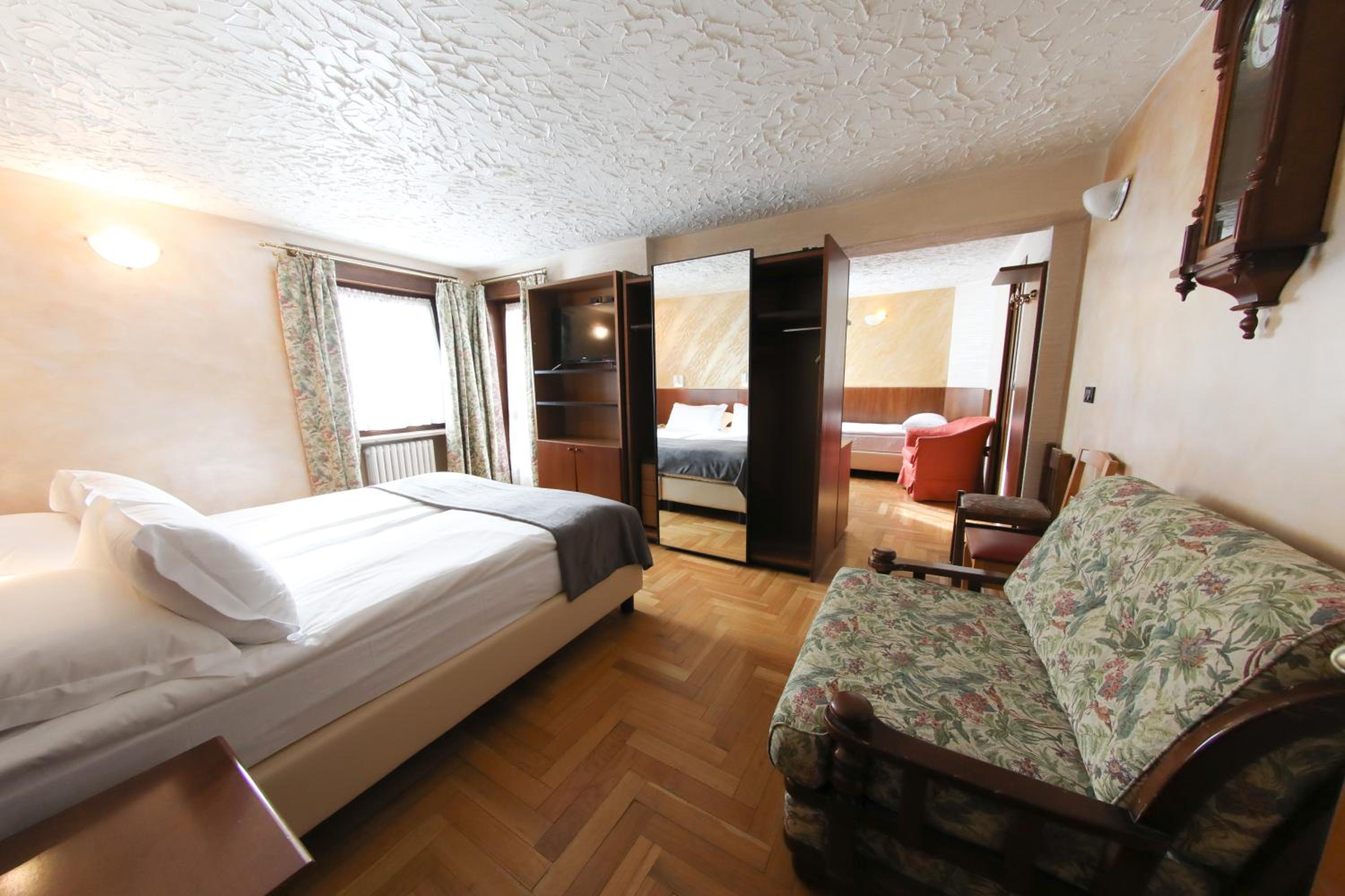 Basic Triple Room photo 3