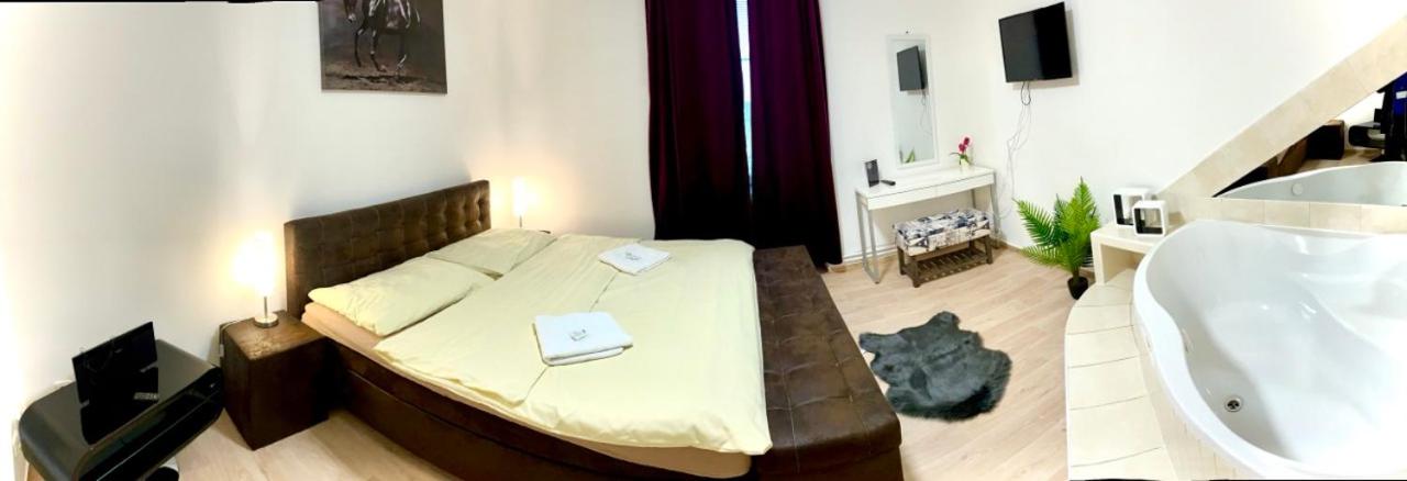 Deluxe Double Room with Bath - Photo 3