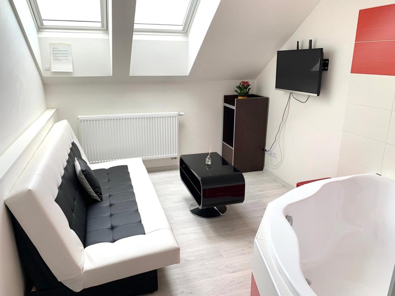 Deluxe Double Room with Bath - Photo 7